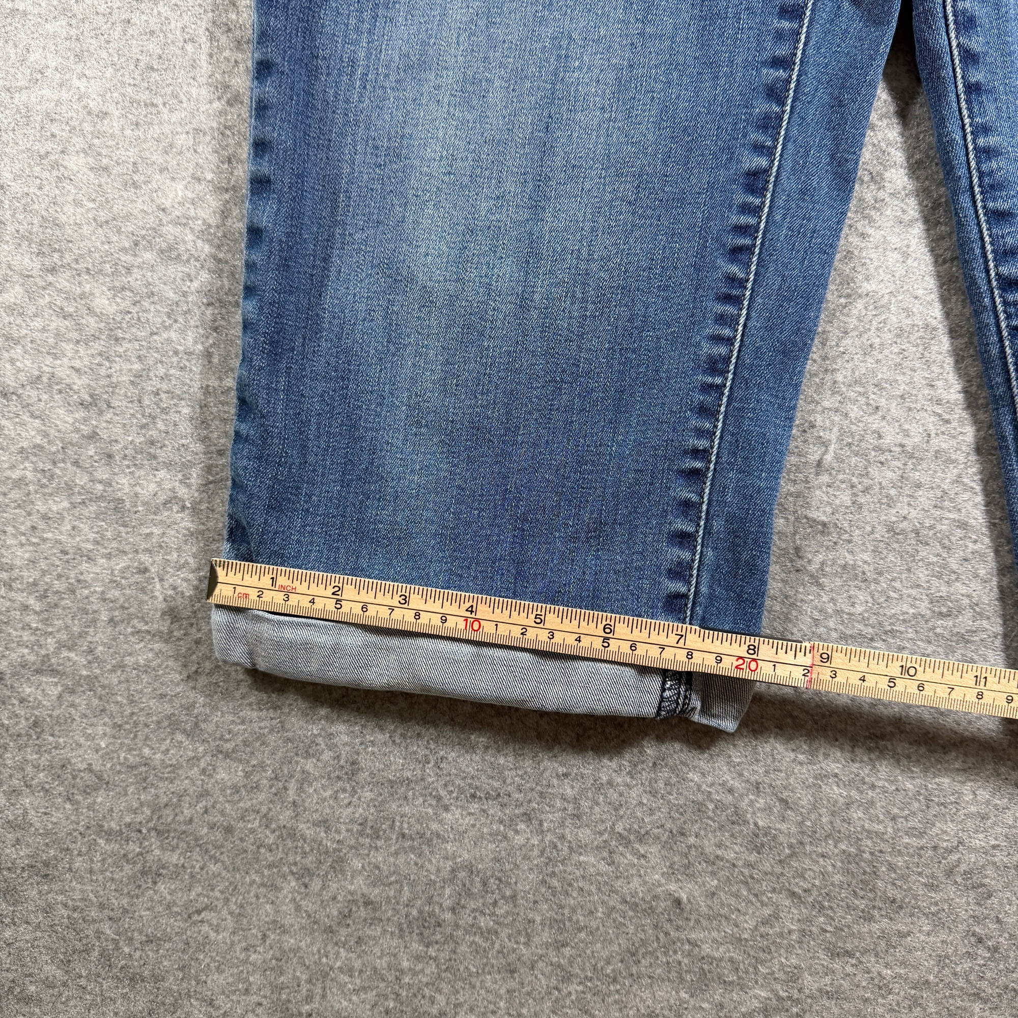 Levi's Red Tab Jean Capri Shorts Womens 12-W31 Blue Denim Cuffed Hem Medium Wash thumbnail 10