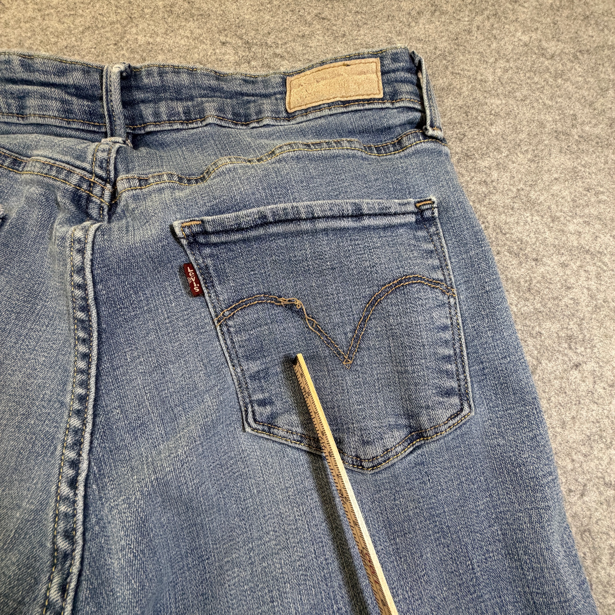Levi's Skinny Jeans Womens 12 Medium Wash Mid Rise Stretch Denim Slim Fit Casual thumbnail 5