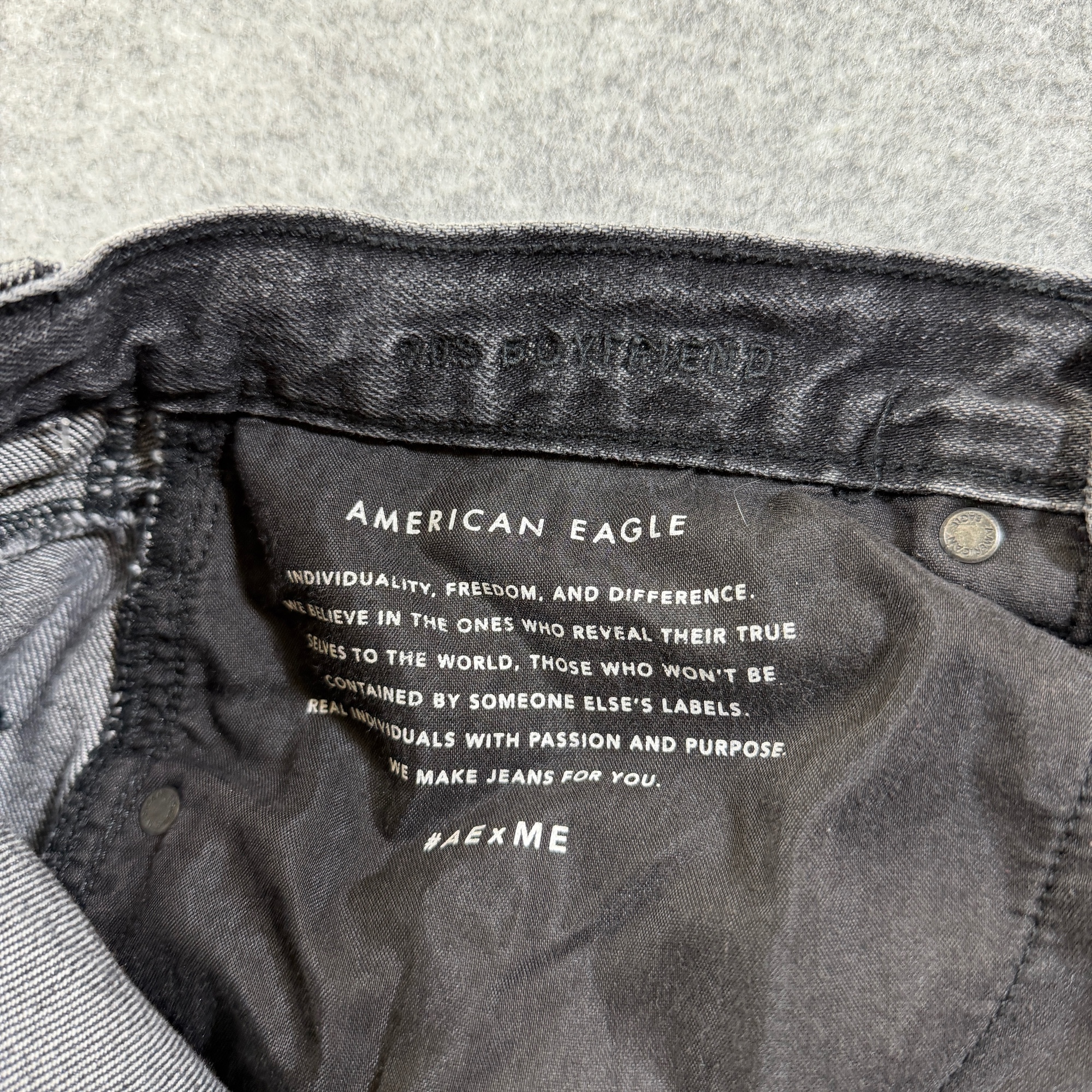 American Eagle 90s Boyfriend Jeans Womens 6 Black Faded Distressed Frayed Ripped thumbnail 3