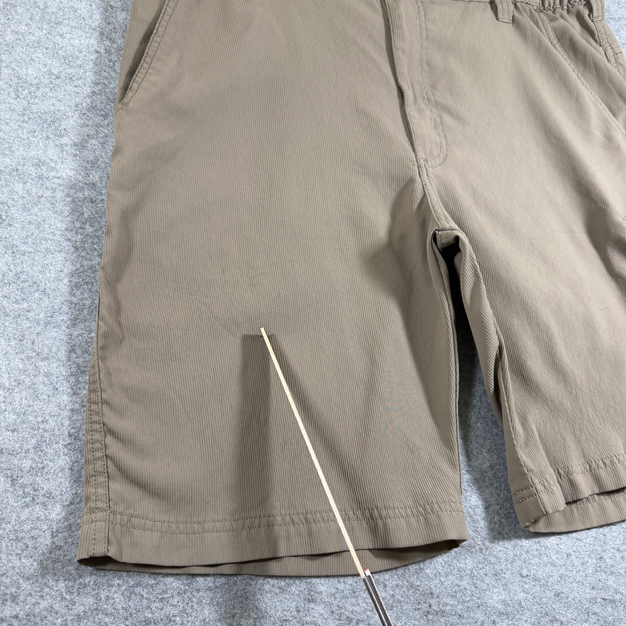 Wrangler ATG Cargo Shorts Mens 34 Khaki Elastic Waist Zip Pocket Outdoor Hiking thumbnail 3