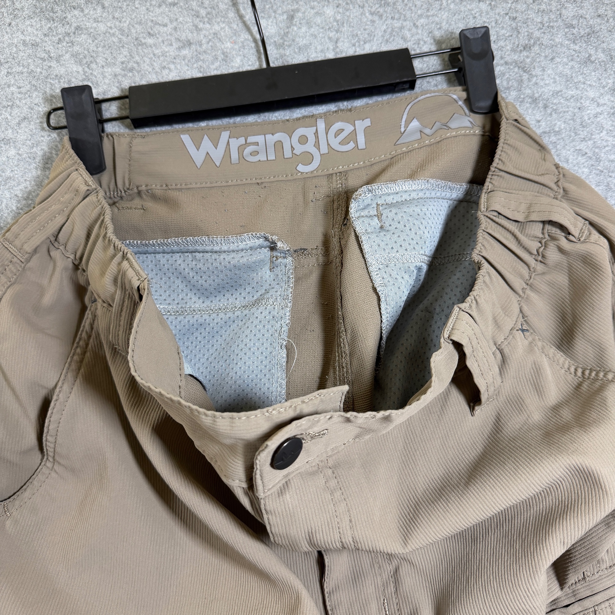 Wrangler ATG Cargo Shorts Mens 34 Khaki Elastic Waist Zip Pocket Outdoor Hiking thumbnail 12