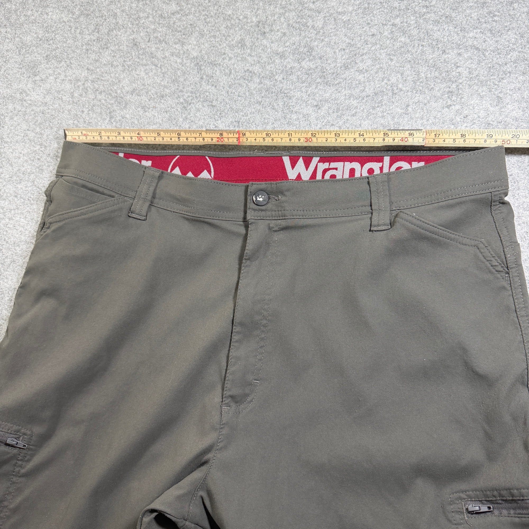 Wrangler ATG Cargo Shorts Mens 40 Dark Gray Zippered Pockets Outdoor Hiking thumbnail 5