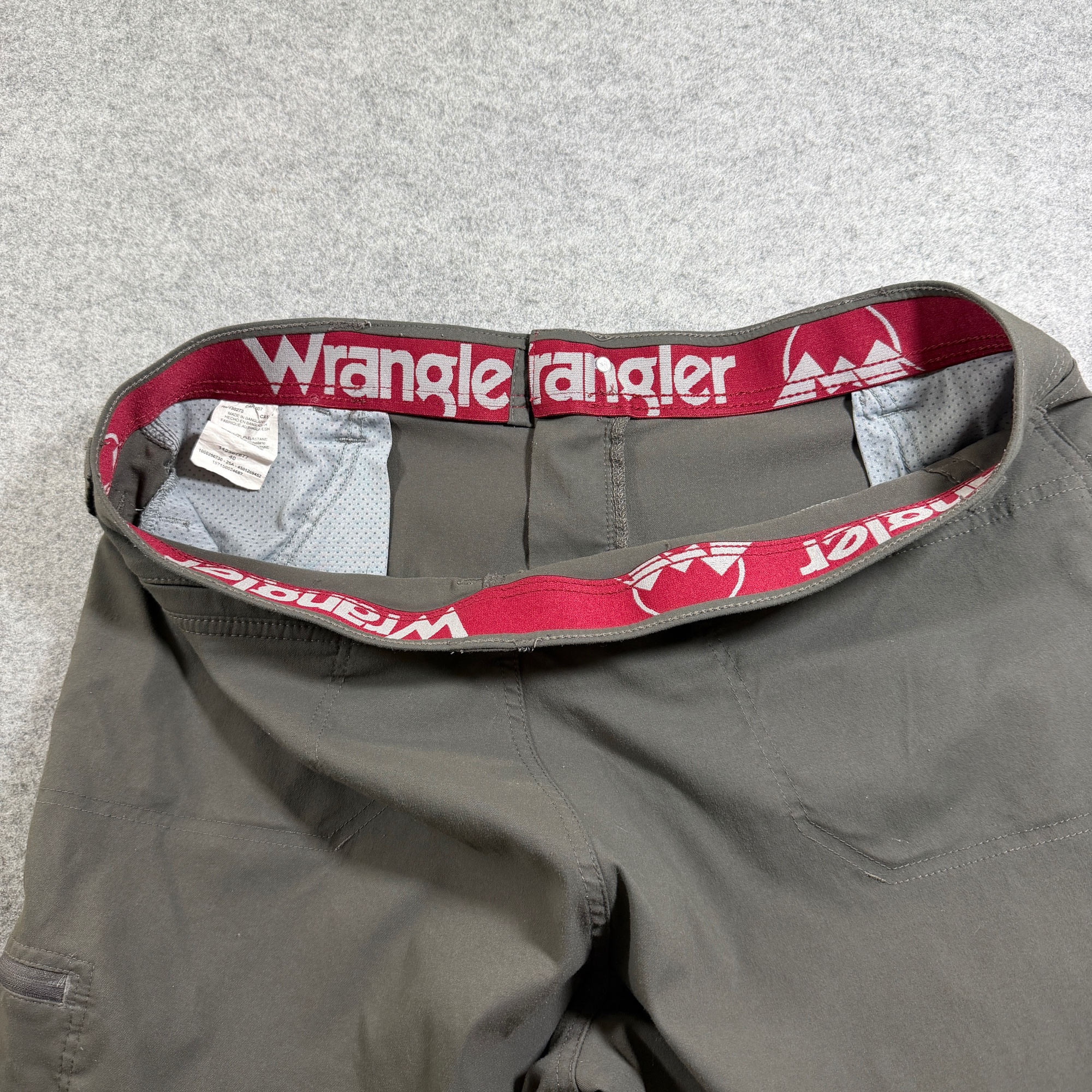 Wrangler ATG Cargo Shorts Mens 40 Dark Gray Zippered Pockets Outdoor Hiking thumbnail 8
