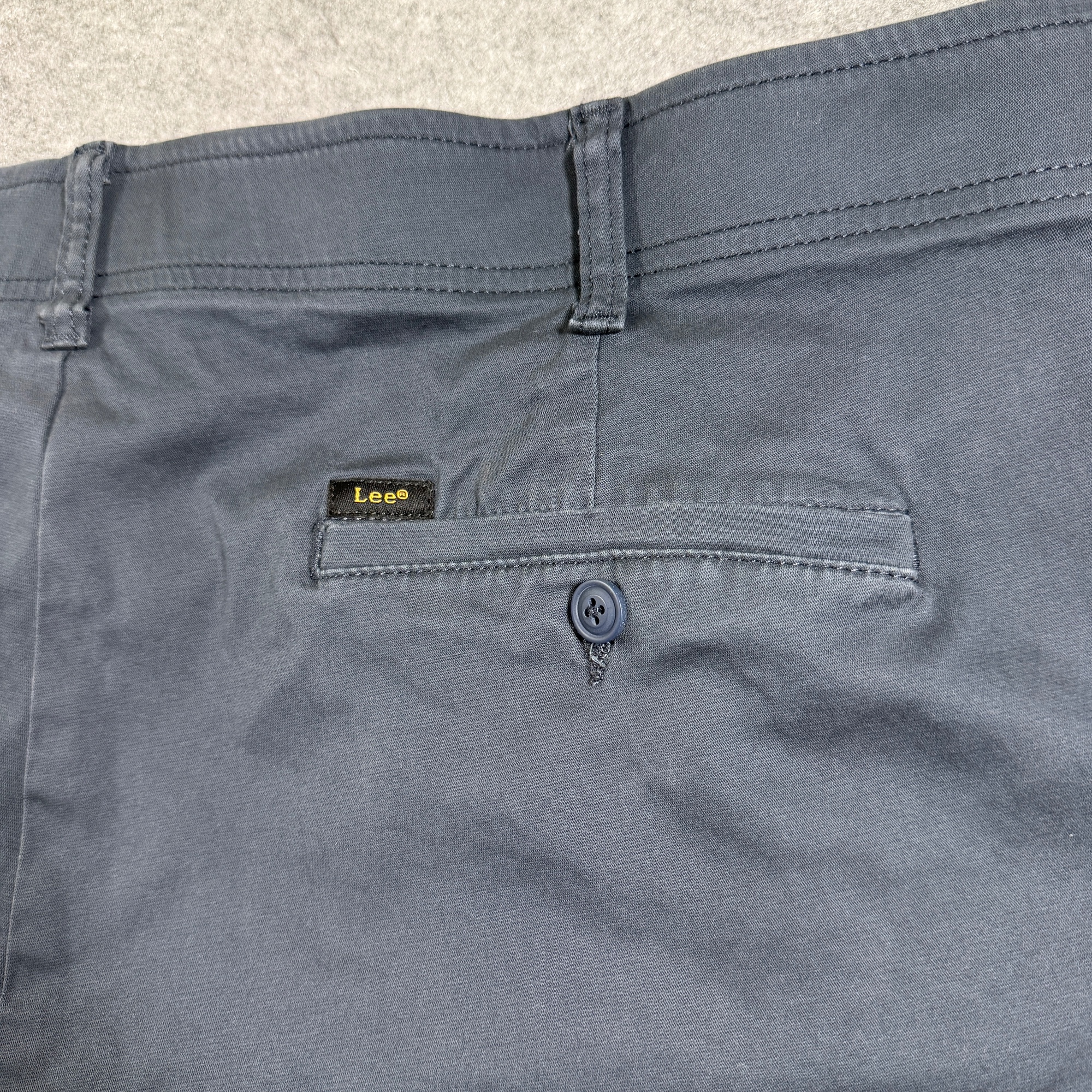 Lee Extreme Motion Shorts Mens 42 Charcoal Gray Stretch Flat Front Relaxed Fit thumbnail 3