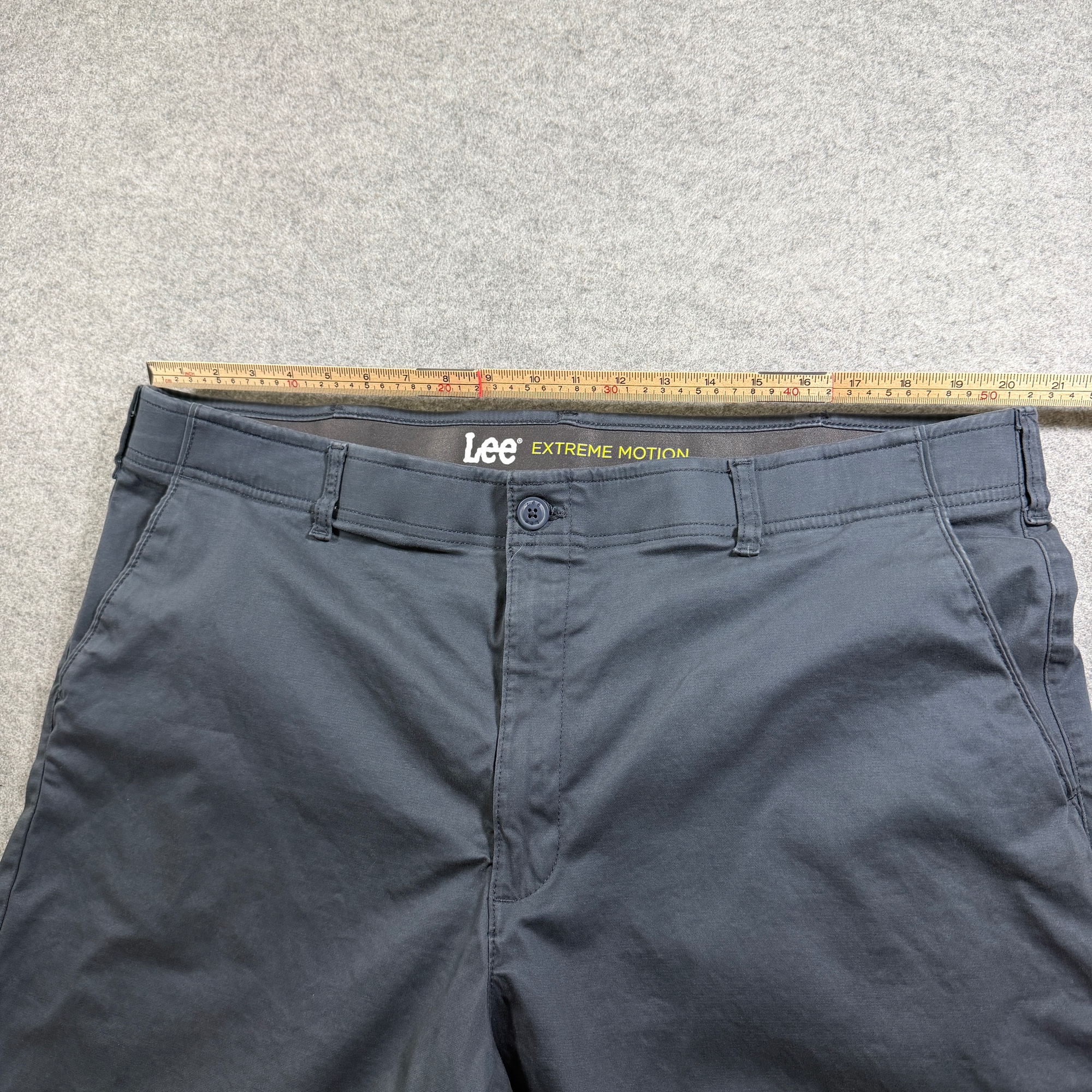 Lee Extreme Motion Shorts Mens 42 Charcoal Gray Stretch Flat Front Relaxed Fit thumbnail 7