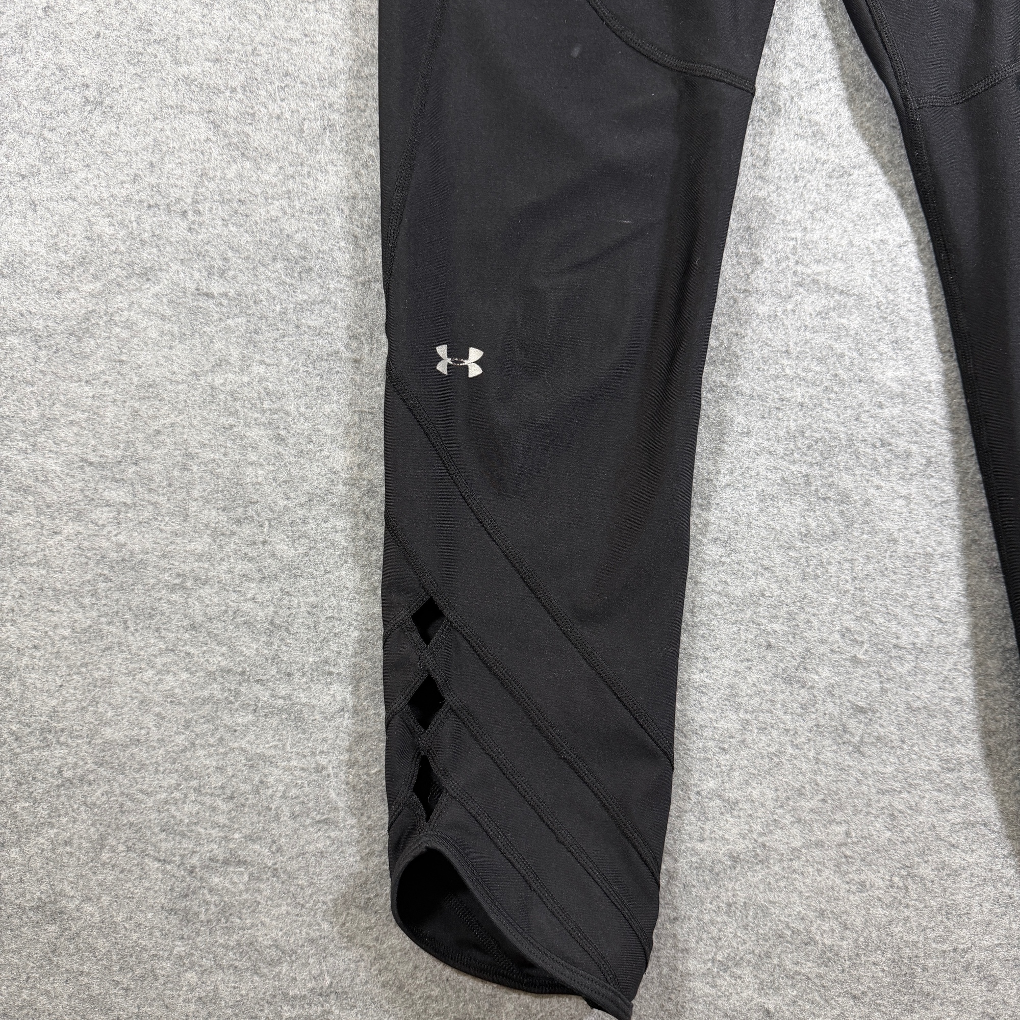 Under Armour HeatGear Capri Yoga Leggings Women L Black Compression Cutout Ankle thumbnail 6