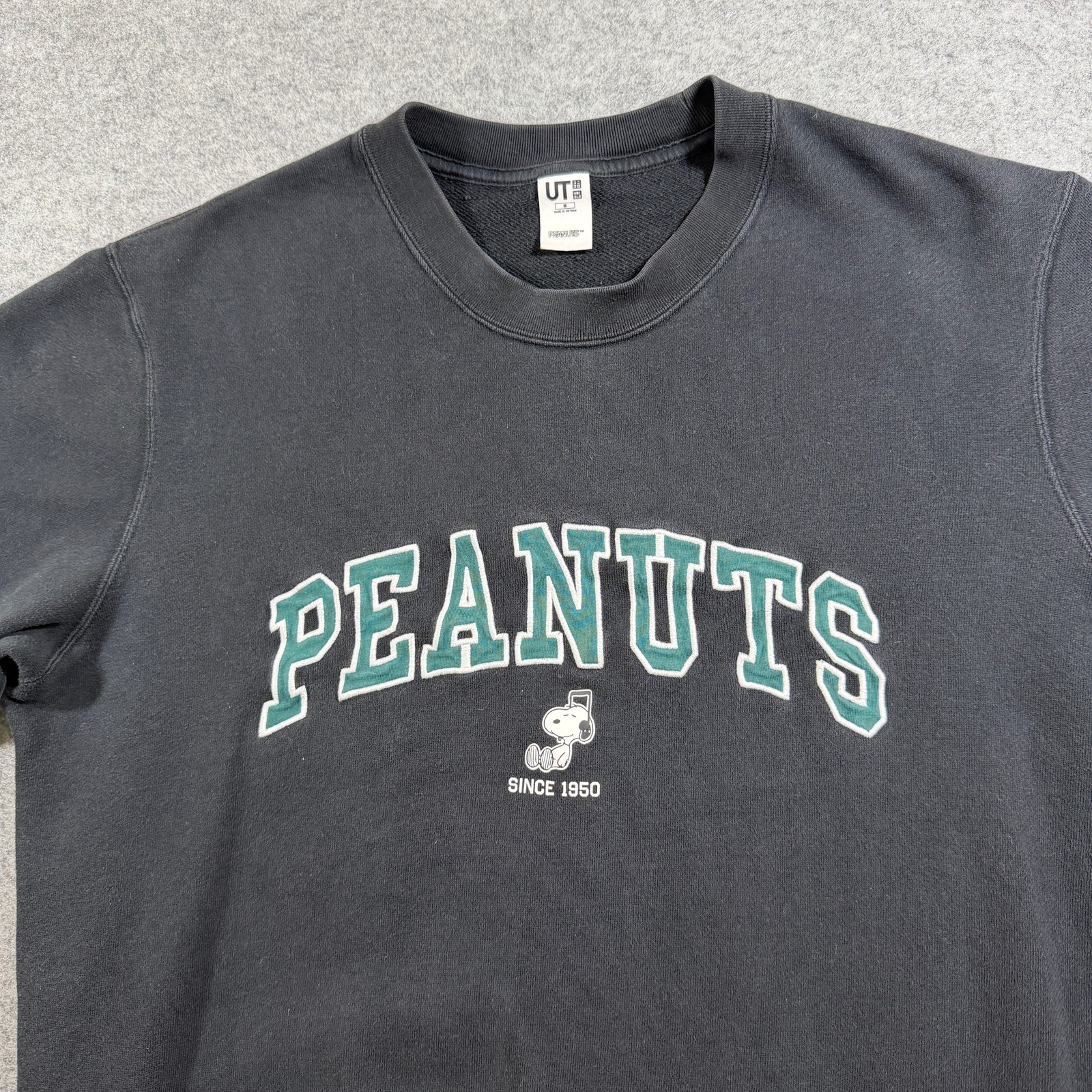 UNIQLO UT Peanuts Snoopy Sweatshirt Mens M Black Graphic Crewneck Cotton Casual thumbnail 3