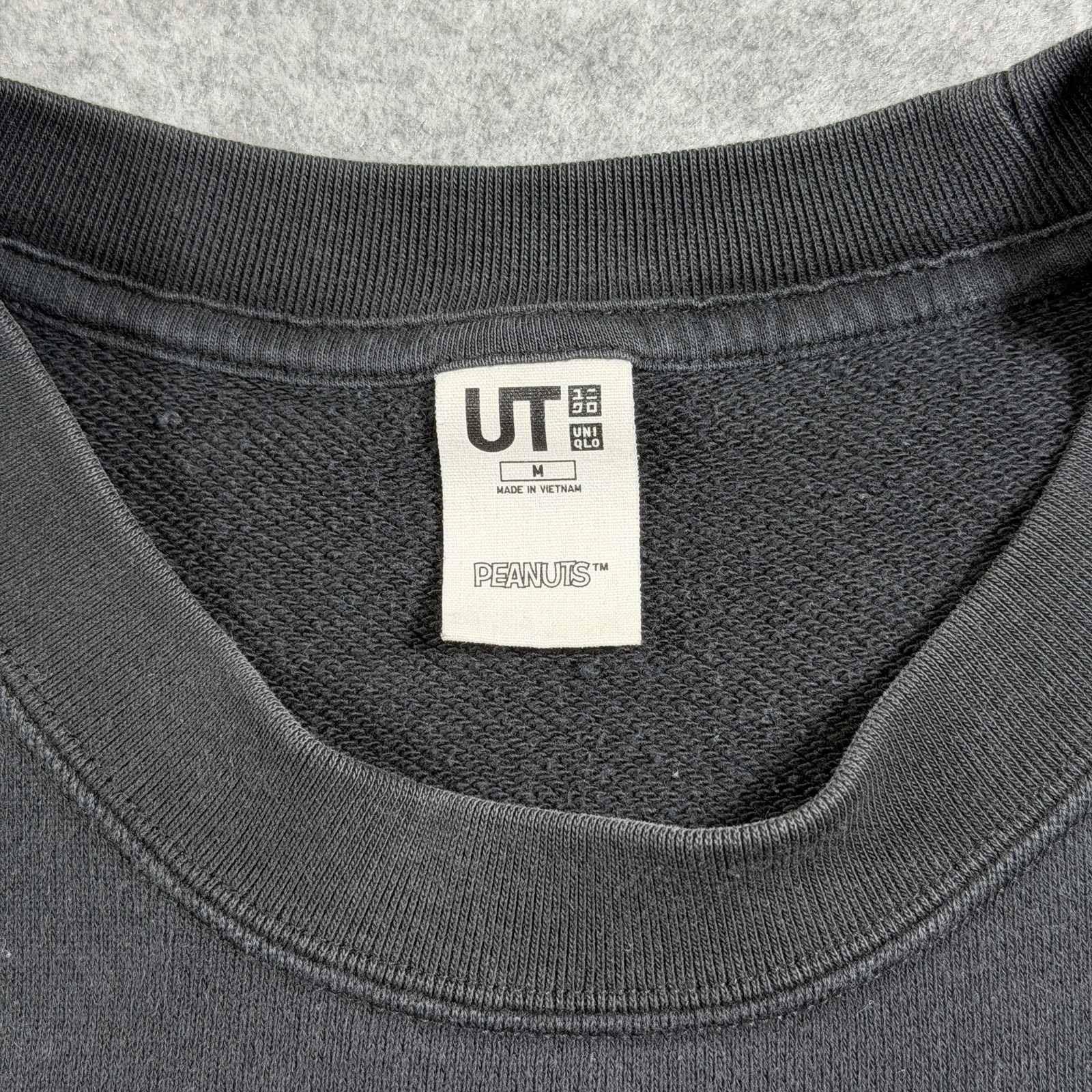 UNIQLO UT Peanuts Snoopy Sweatshirt Mens M Black Graphic Crewneck Cotton Casual thumbnail 4
