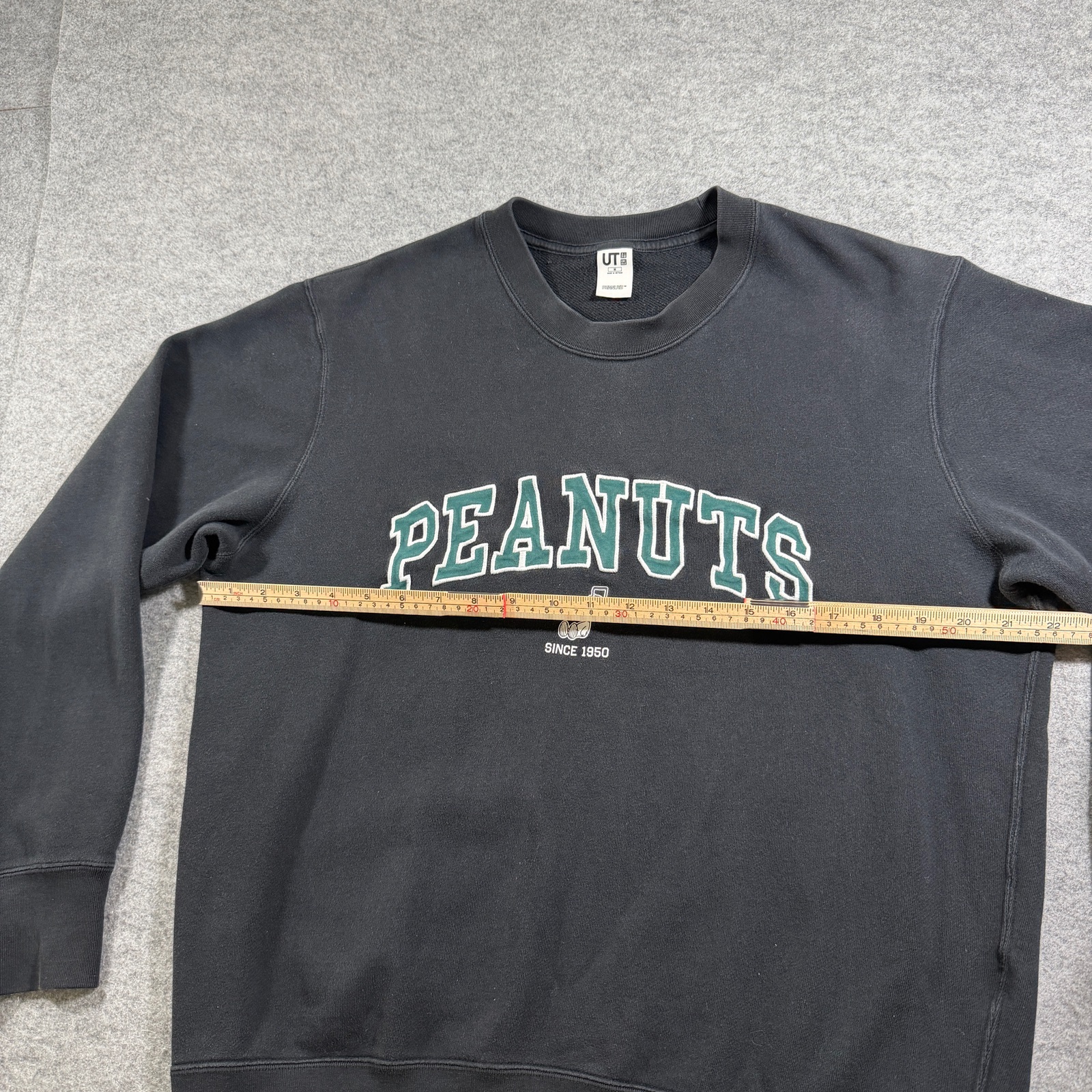 UNIQLO UT Peanuts Snoopy Sweatshirt Mens M Black Graphic Crewneck Cotton Casual thumbnail 5