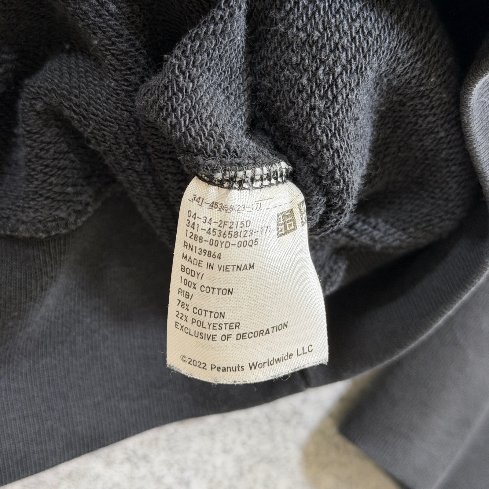 UNIQLO UT Peanuts Snoopy Sweatshirt Mens M Black Graphic Crewneck Cotton Casual thumbnail 8
