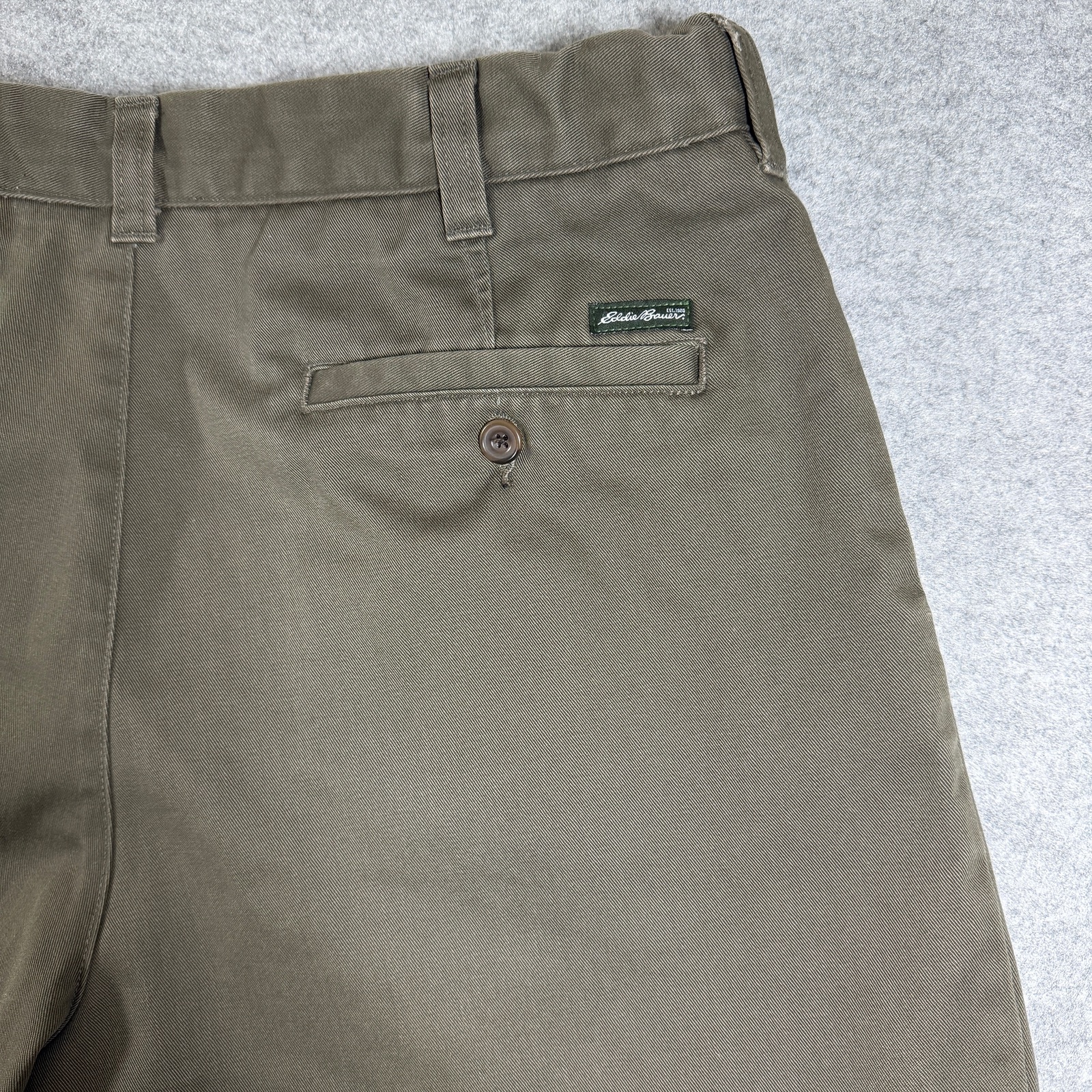 Eddie Bauer Chino Pants Mens 36 Olive Green Relaxed Fit Wrinkle Resistant Cotton thumbnail 3