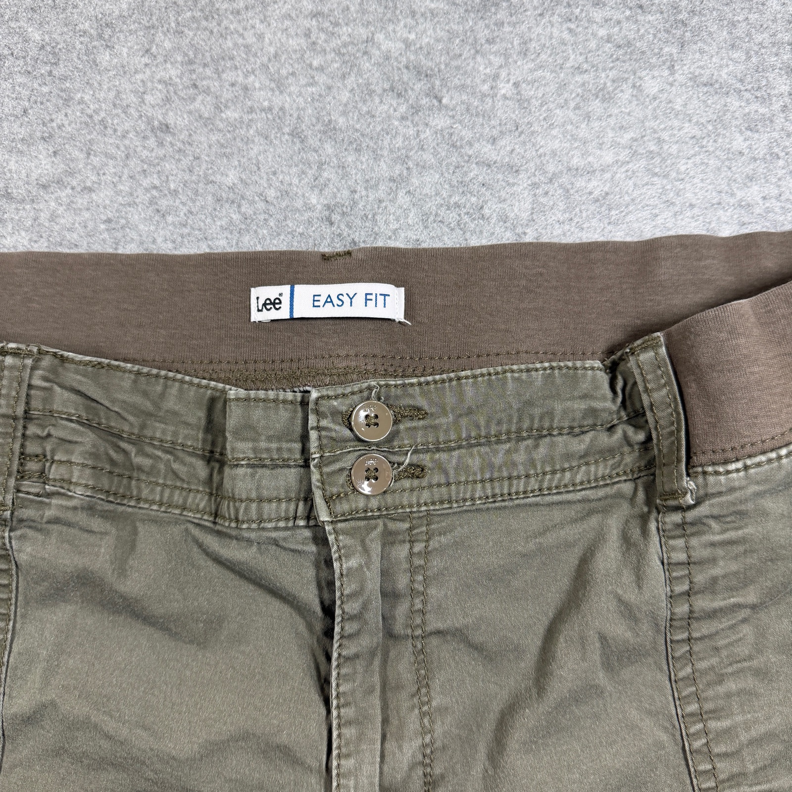 Lee Cargo Shorts Womens 20 M Olive Green Easy Fit Cuffed Hem Roll Tab Stretch thumbnail 3