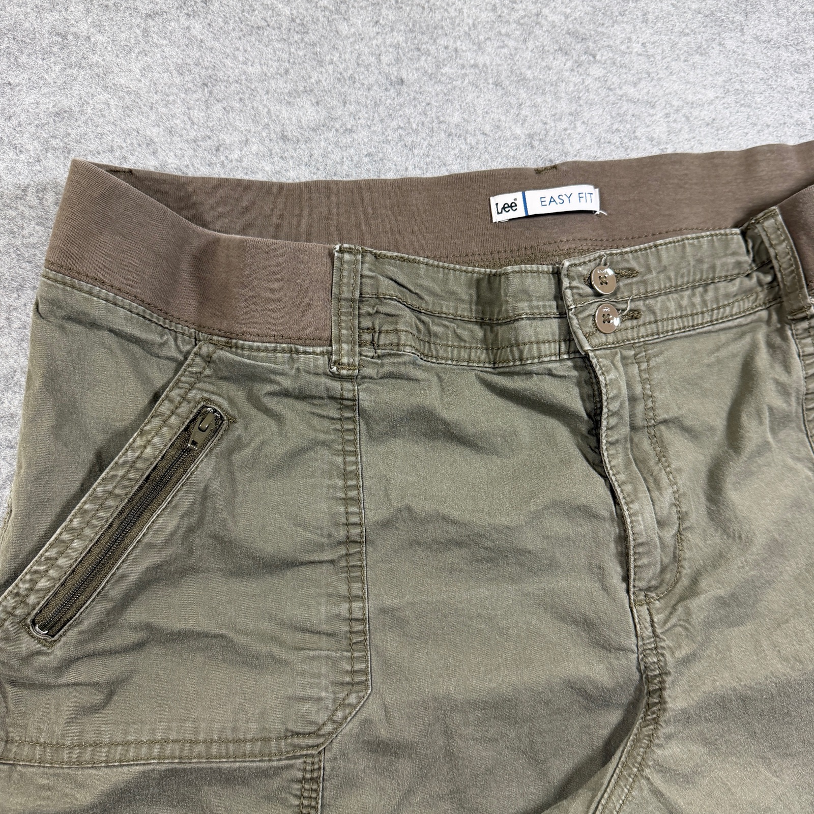 Lee Cargo Shorts Womens 20 M Olive Green Easy Fit Cuffed Hem Roll Tab Stretch thumbnail 9