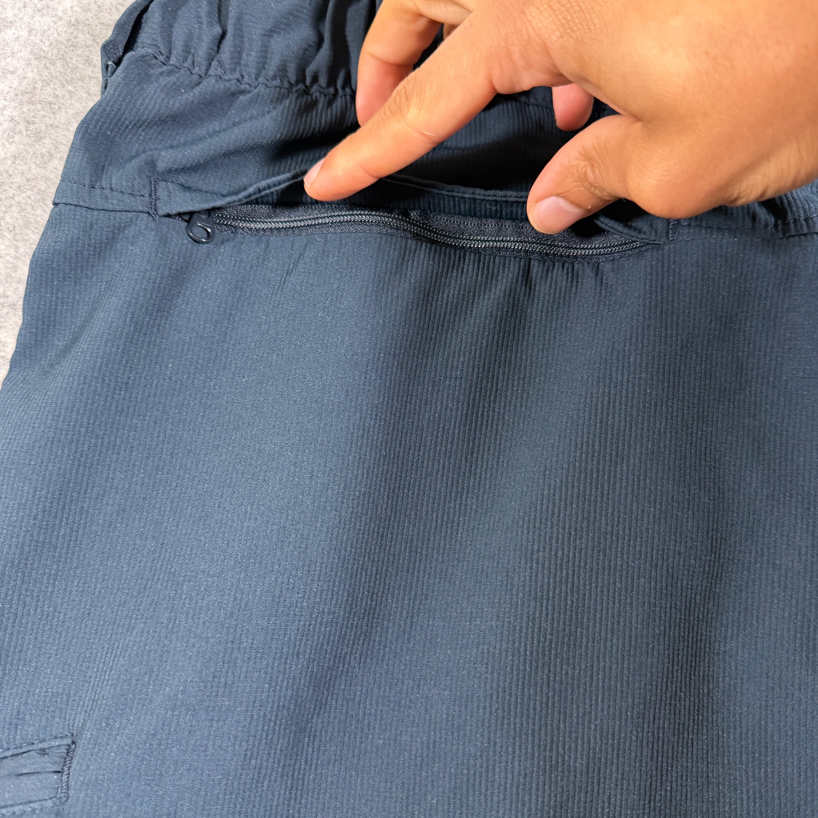 Wrangler Shorts Men 38 Navy Blue Elastic Waist Zip Pocket Outdoor Hiking Utility thumbnail 4