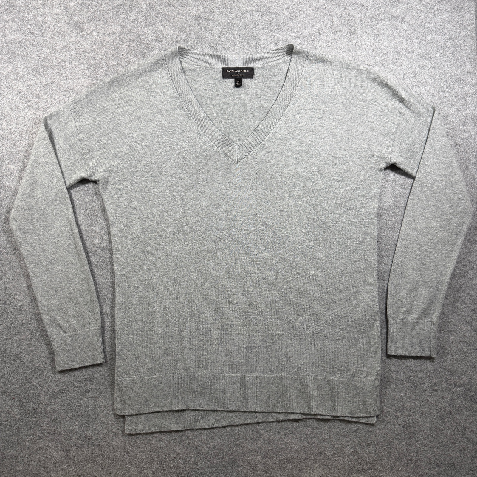 Banana Republic Premium Luxe Yarn Sweater Mens M Gray V-Neck Soft Cashmere Blend