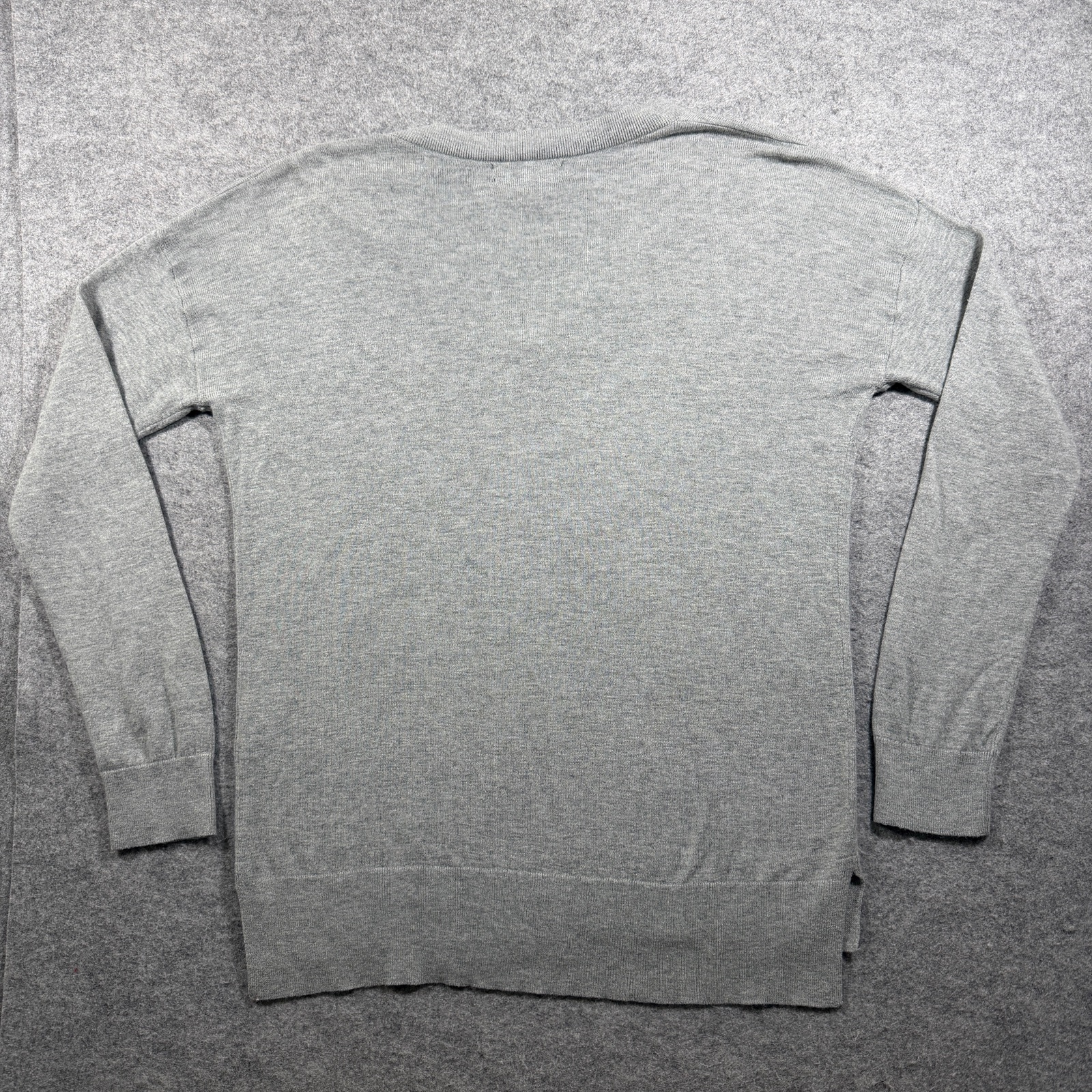 Banana Republic Premium Luxe Yarn Sweater Mens M Gray V-Neck Soft Cashmere Blend thumbnail 2