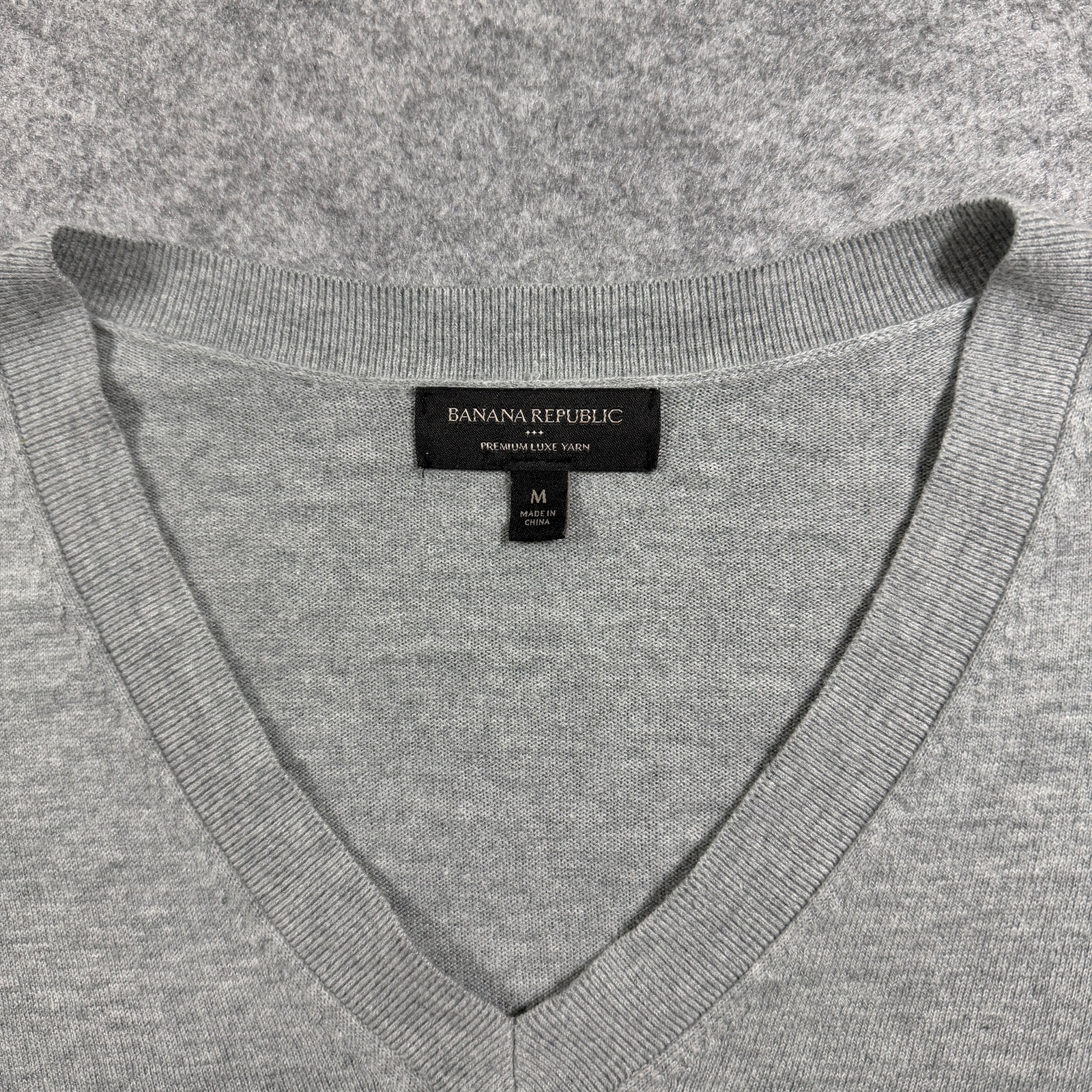 Banana Republic Premium Luxe Yarn Sweater Mens M Gray V-Neck Soft Cashmere Blend thumbnail 3