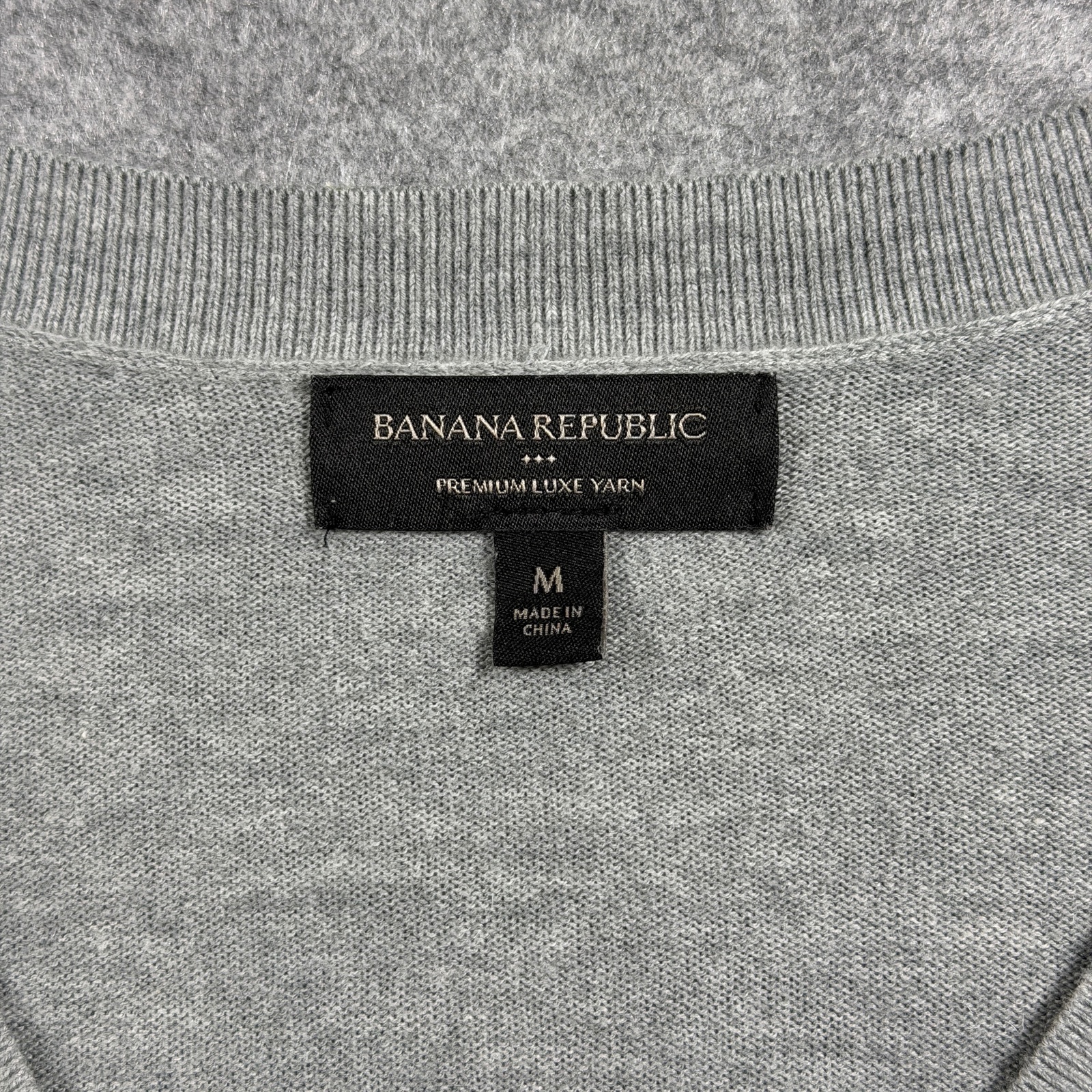 Banana Republic Premium Luxe Yarn Sweater Mens M Gray V-Neck Soft Cashmere Blend thumbnail 4