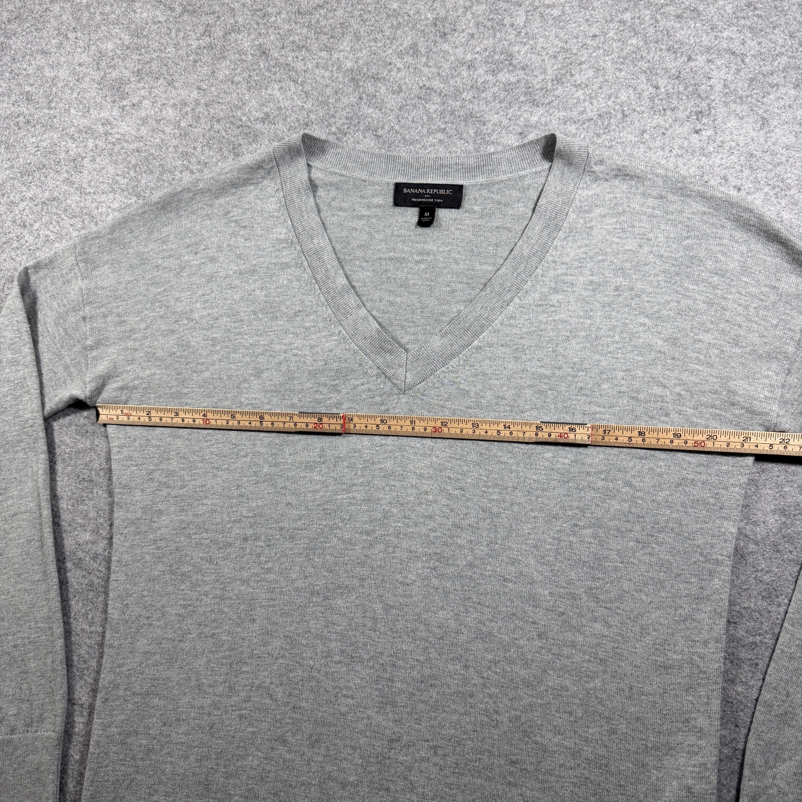 Banana Republic Premium Luxe Yarn Sweater Mens M Gray V-Neck Soft Cashmere Blend thumbnail 7