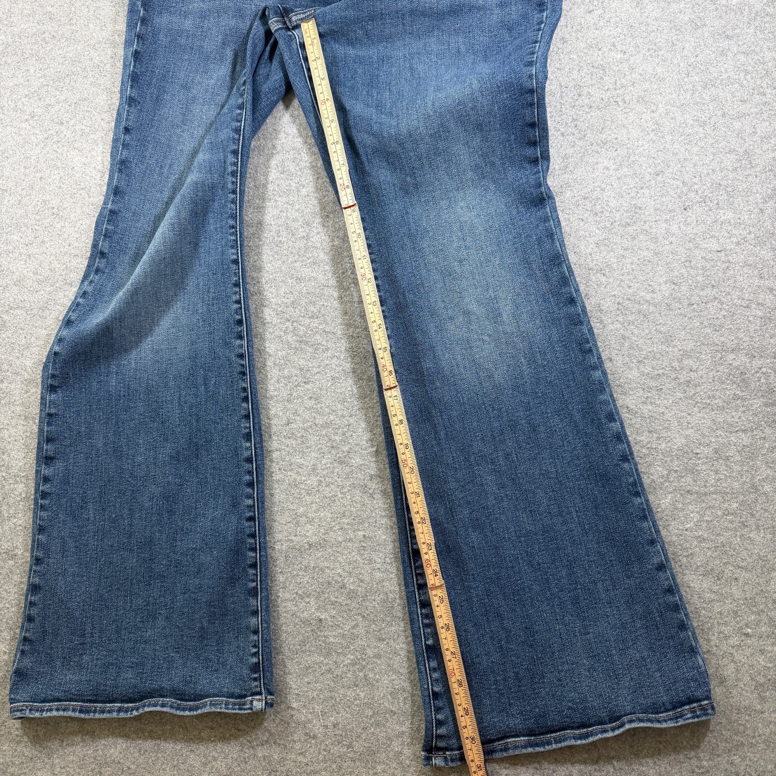 Lucky Brand Curvy Flare Jeans Womens 14/32R Blue Denim High Rise Stretch Fade thumbnail 7