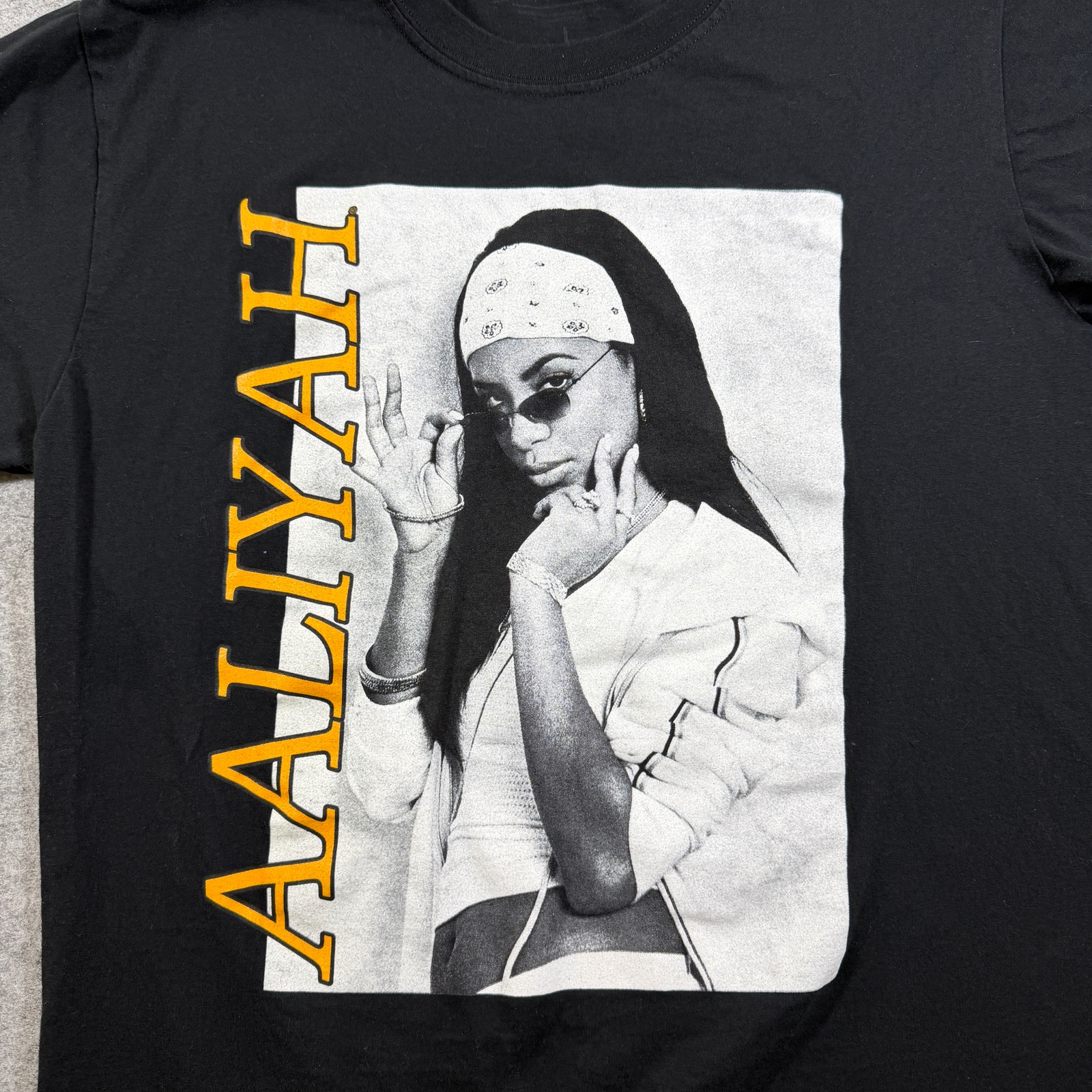 Aaliyah Graphic T Shirt Unisex L Black Photo Print Gold Text Band Tee R&B thumbnail 4