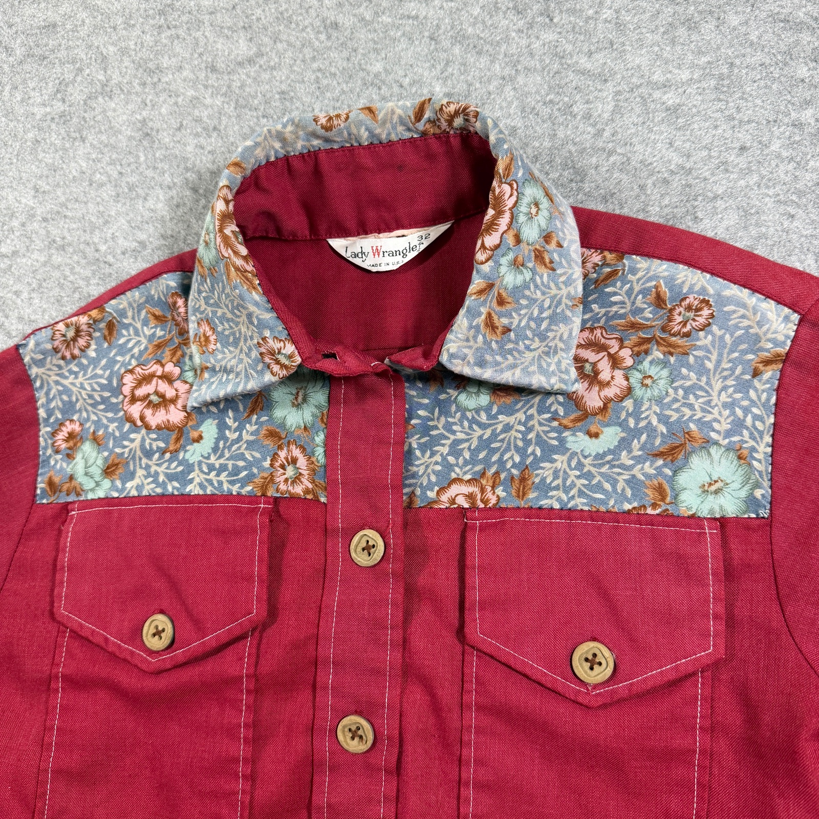Vintage 1970s Wrangler Lady Western Shirt Womens 32 Maroon Floral Front USA thumbnail 3