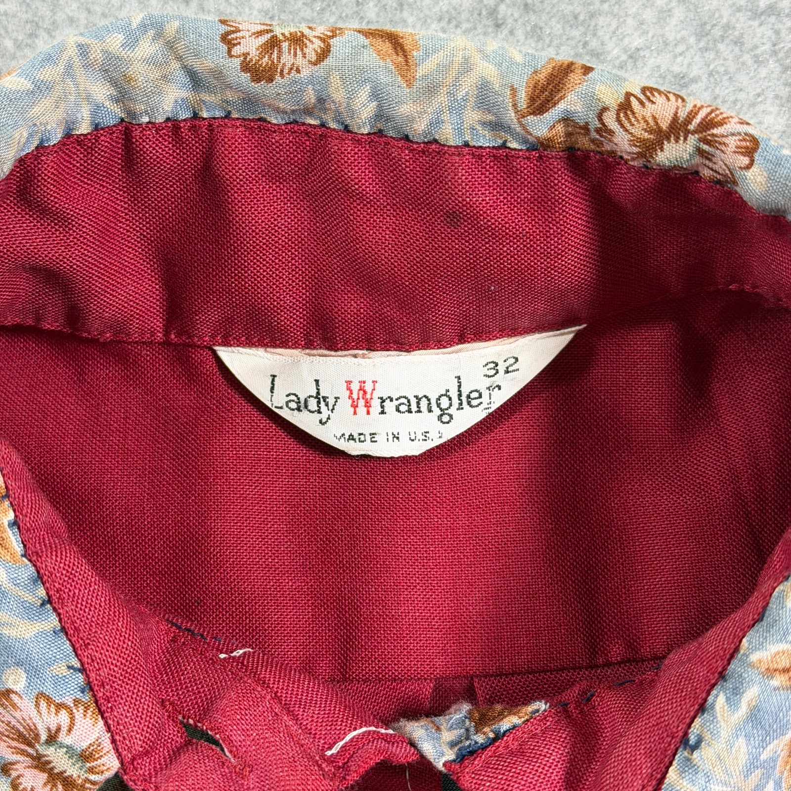 Vintage 1970s Wrangler Lady Western Shirt Womens 32 Maroon Floral Front USA thumbnail 4