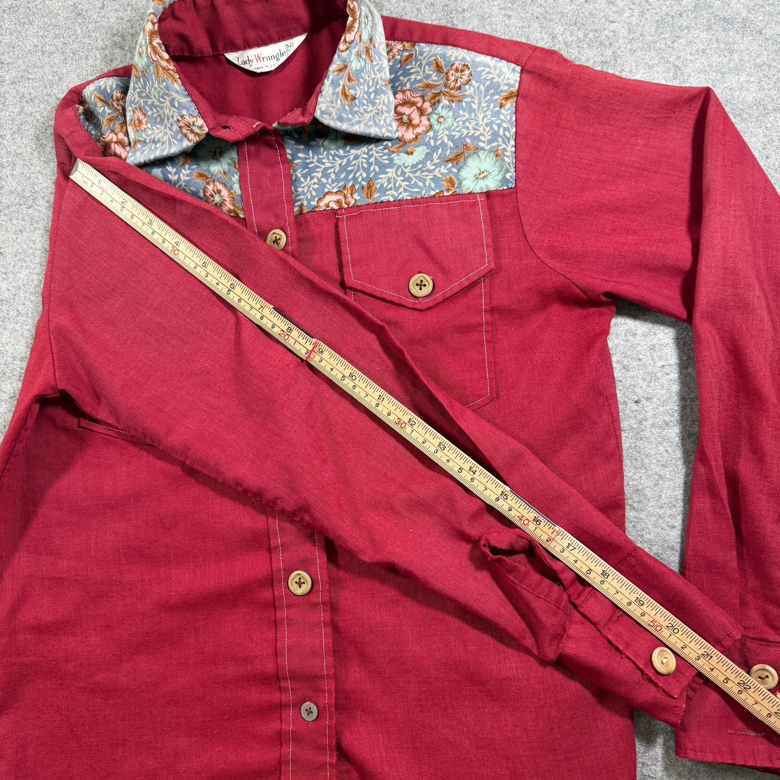 Vintage 1970s Wrangler Lady Western Shirt Womens 32 Maroon Floral Front USA thumbnail 8