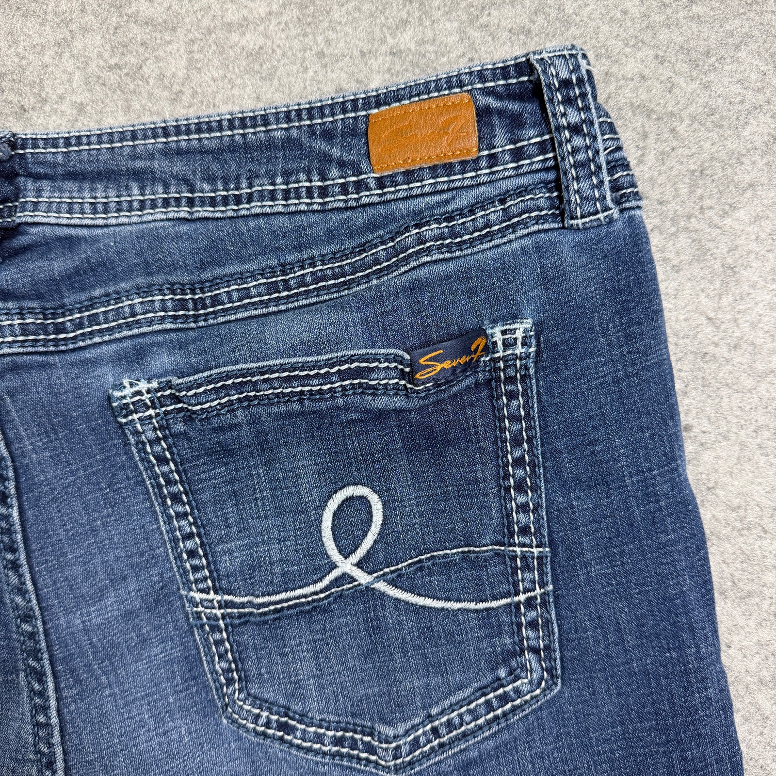Seven7 Denim Shorts Womens 16 Medium Wash Relaxed Fit Embroidered Jean Shorts thumbnail 4