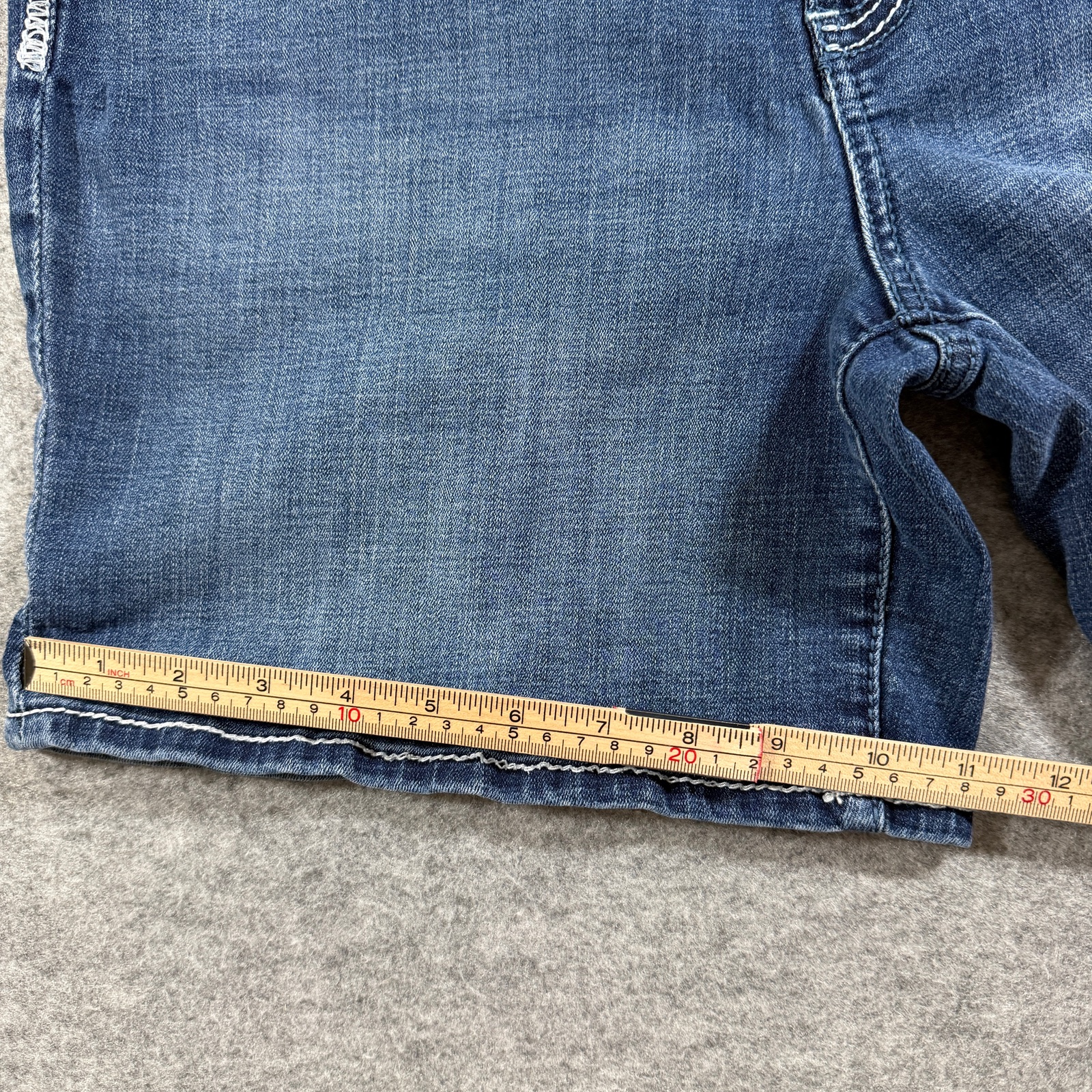 Seven7 Denim Shorts Womens 16 Medium Wash Relaxed Fit Embroidered Jean Shorts thumbnail 8