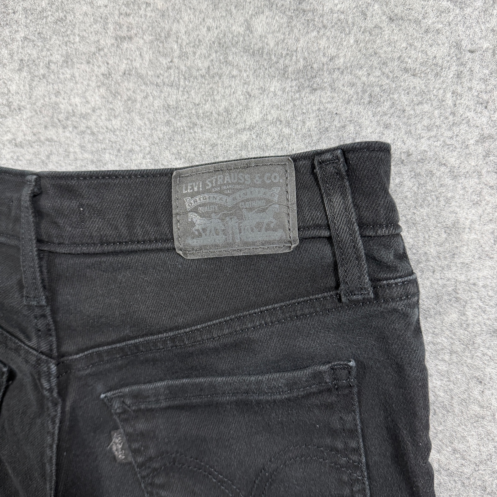 Levi's Denim Shorts Womens 26 Black Mid Length Cotton 5 Pocket Jean Shorts thumbnail 3