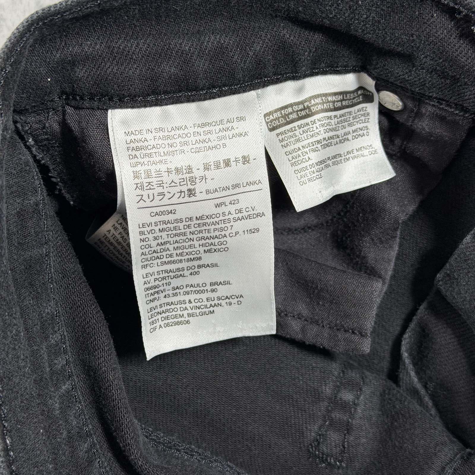 Levi's Denim Shorts Womens 26 Black Mid Length Cotton 5 Pocket Jean Shorts thumbnail 8