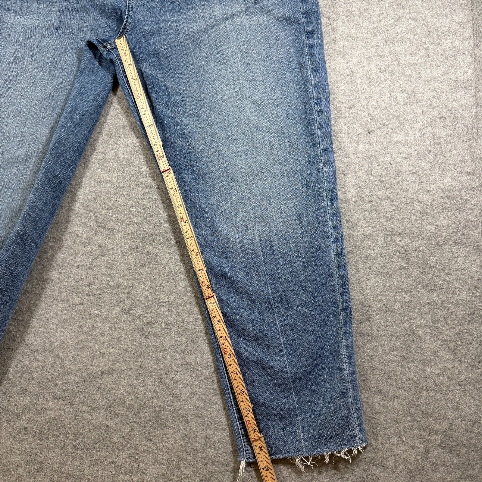 Ariat Boyfriend Jeans Womens 32R Blue Wash High Rise Distressed Stretch Denim thumbnail 8