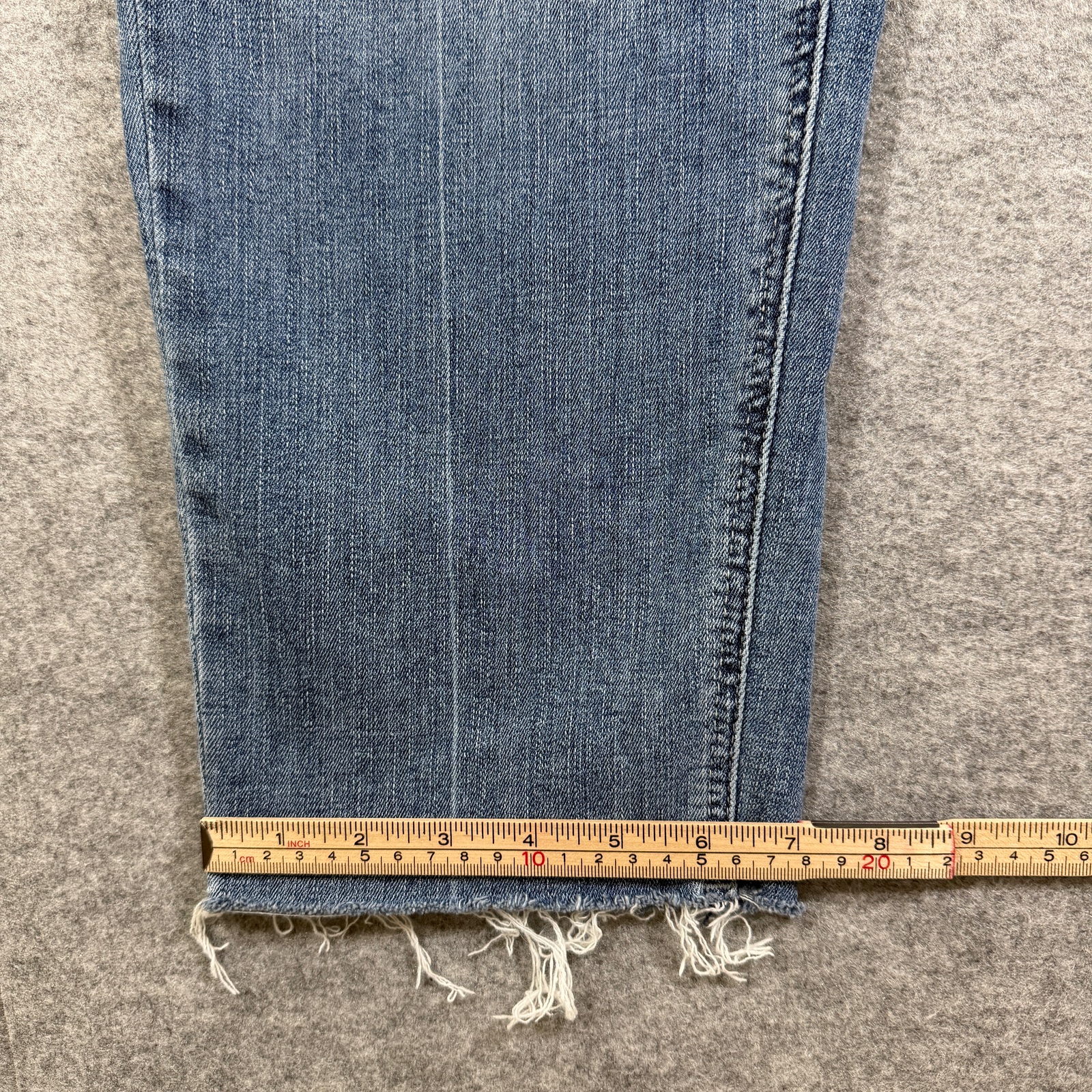Ariat Boyfriend Jeans Womens 32R Blue Wash High Rise Distressed Stretch Denim thumbnail 9