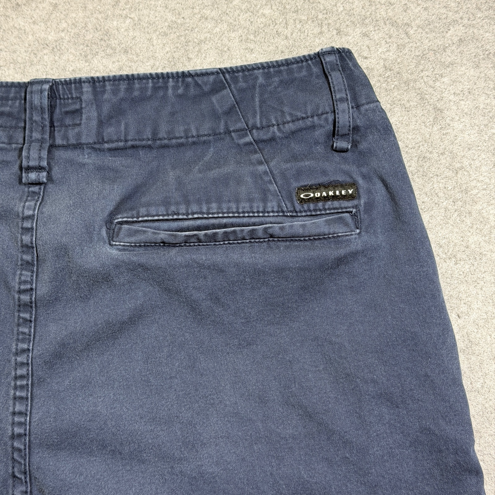 Oakley Chino Shorts Mens 34 Navy Blue Cotton Stretch Golf Preppy Casual thumbnail 3