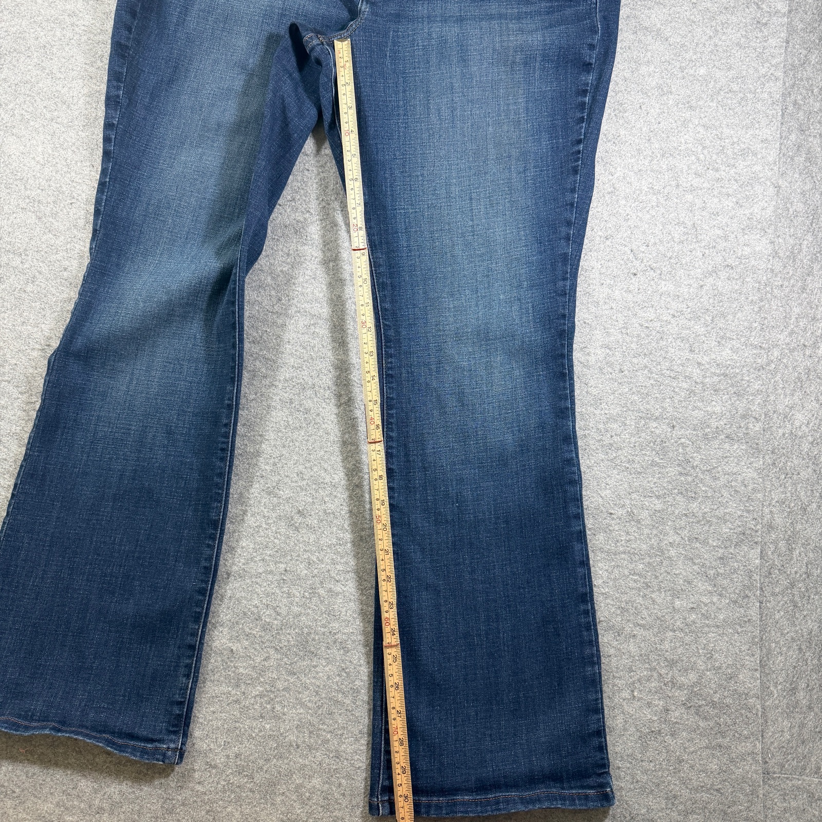 Lee Bootcut Jeans Womens 18 Medium Blue Denim Mid Rise Flex Motion Relaxed Fit thumbnail 6