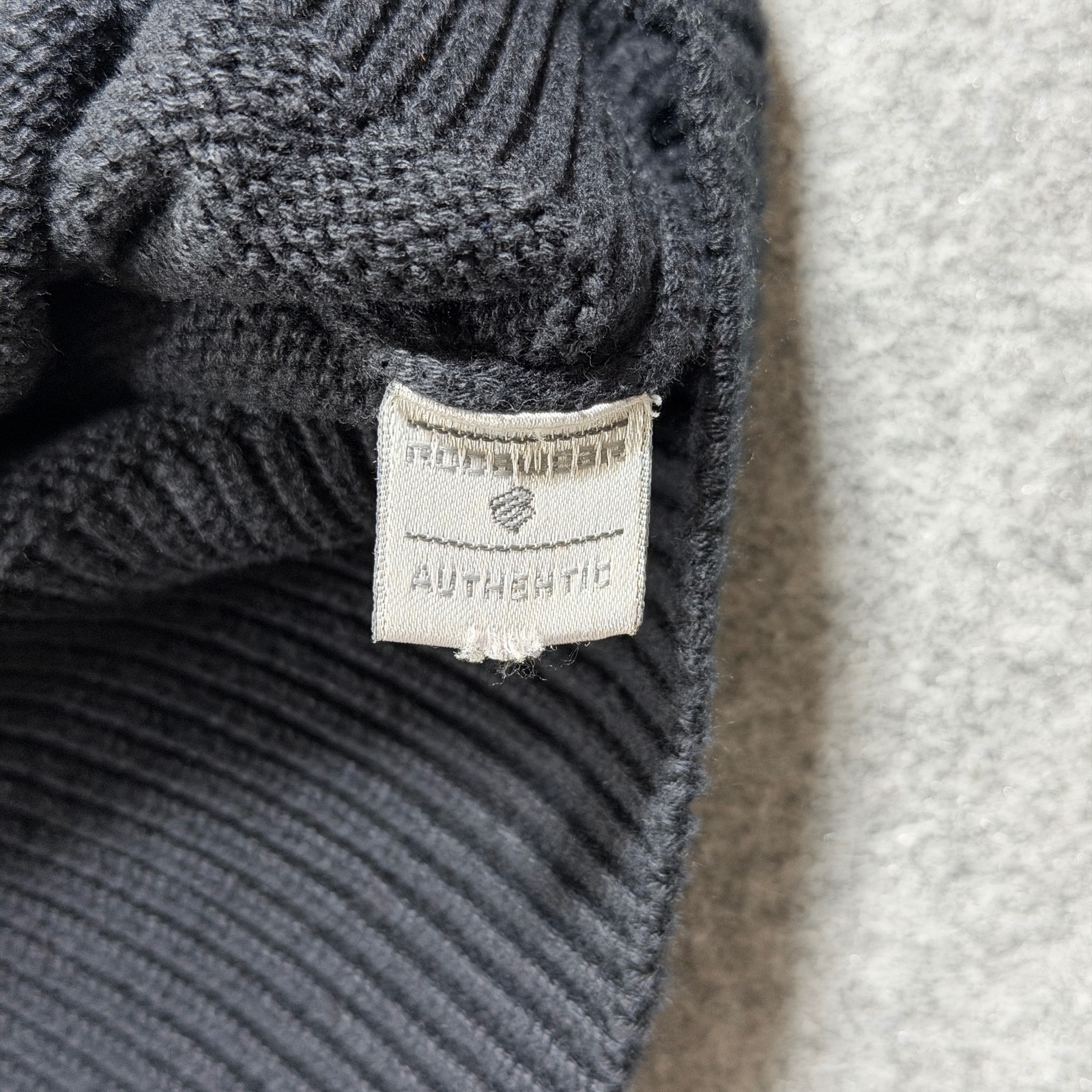 Rocawear Sweater Mens XL Black V-Neck Button Cuff Gold R Logo Y2K Streetwear thumbnail 4
