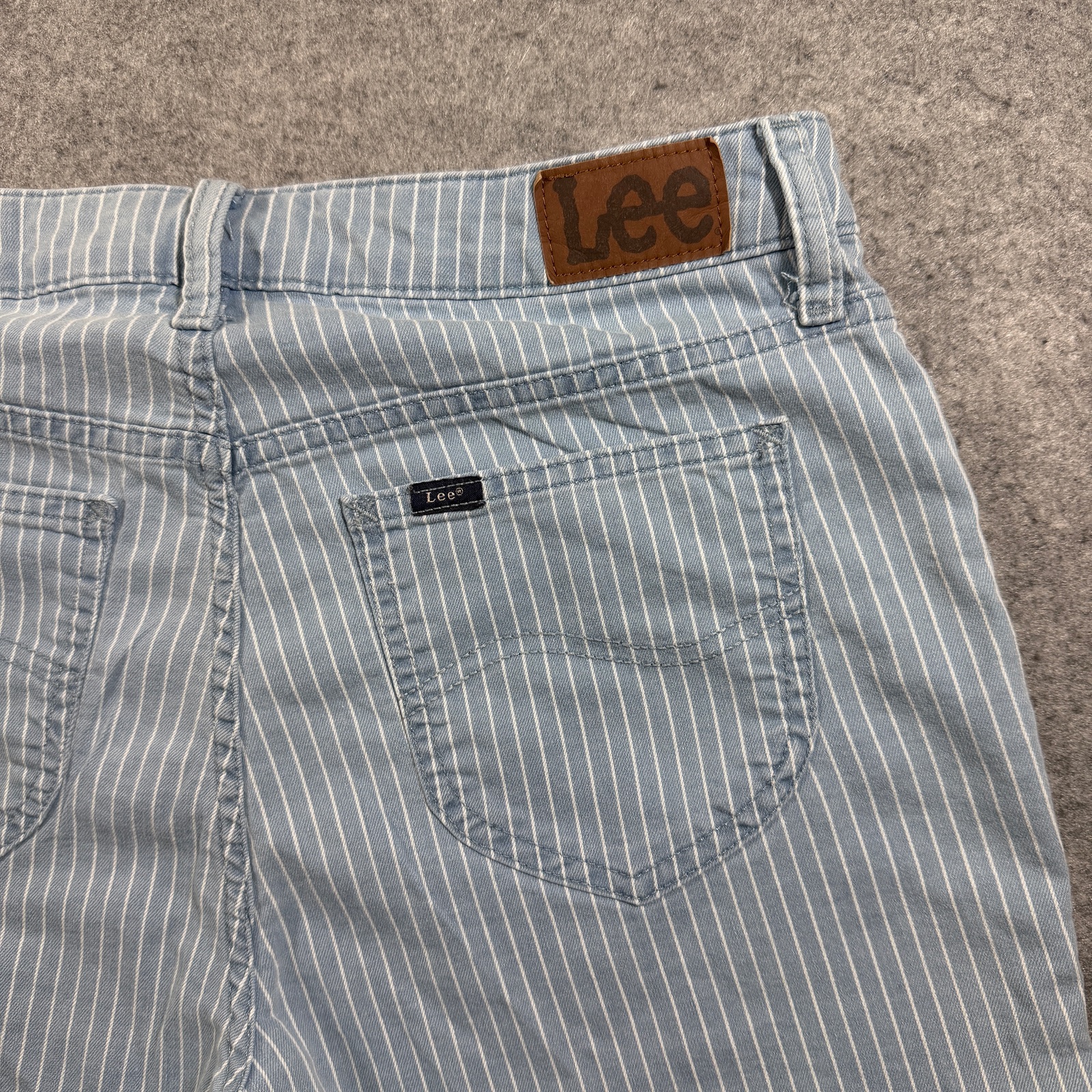 Lee Shorts Womens 10 Light Blue Pinstripe Denim Five Pocket Slim Fit Preppy thumbnail 3