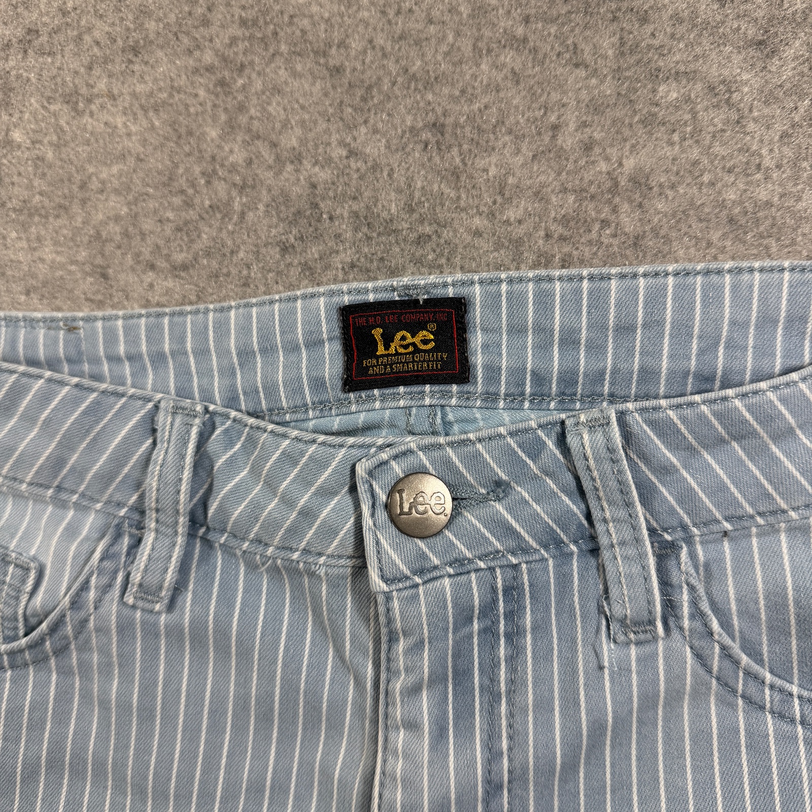 Lee Shorts Womens 10 Light Blue Pinstripe Denim Five Pocket Slim Fit Preppy thumbnail 4