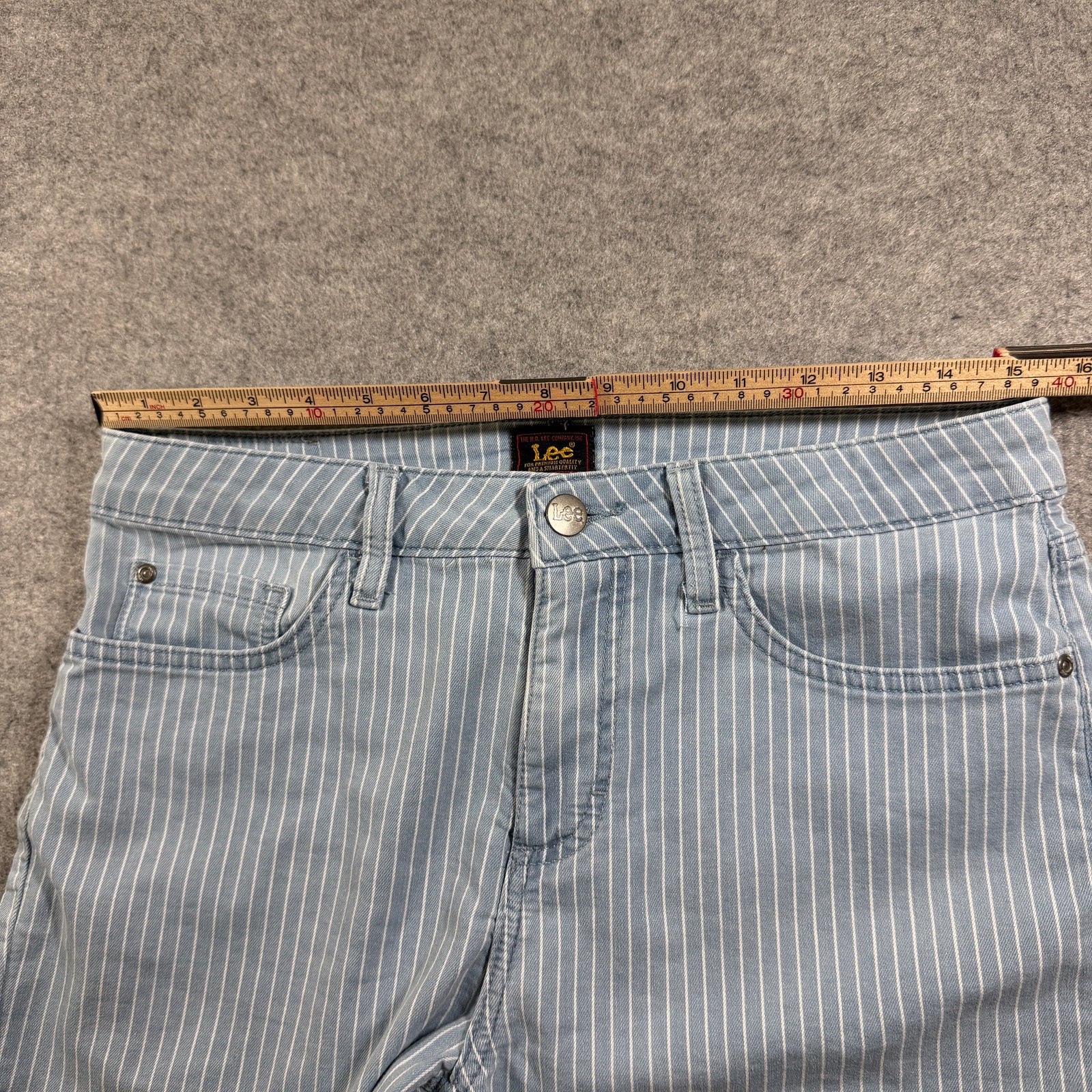 Lee Shorts Womens 10 Light Blue Pinstripe Denim Five Pocket Slim Fit Preppy thumbnail 6