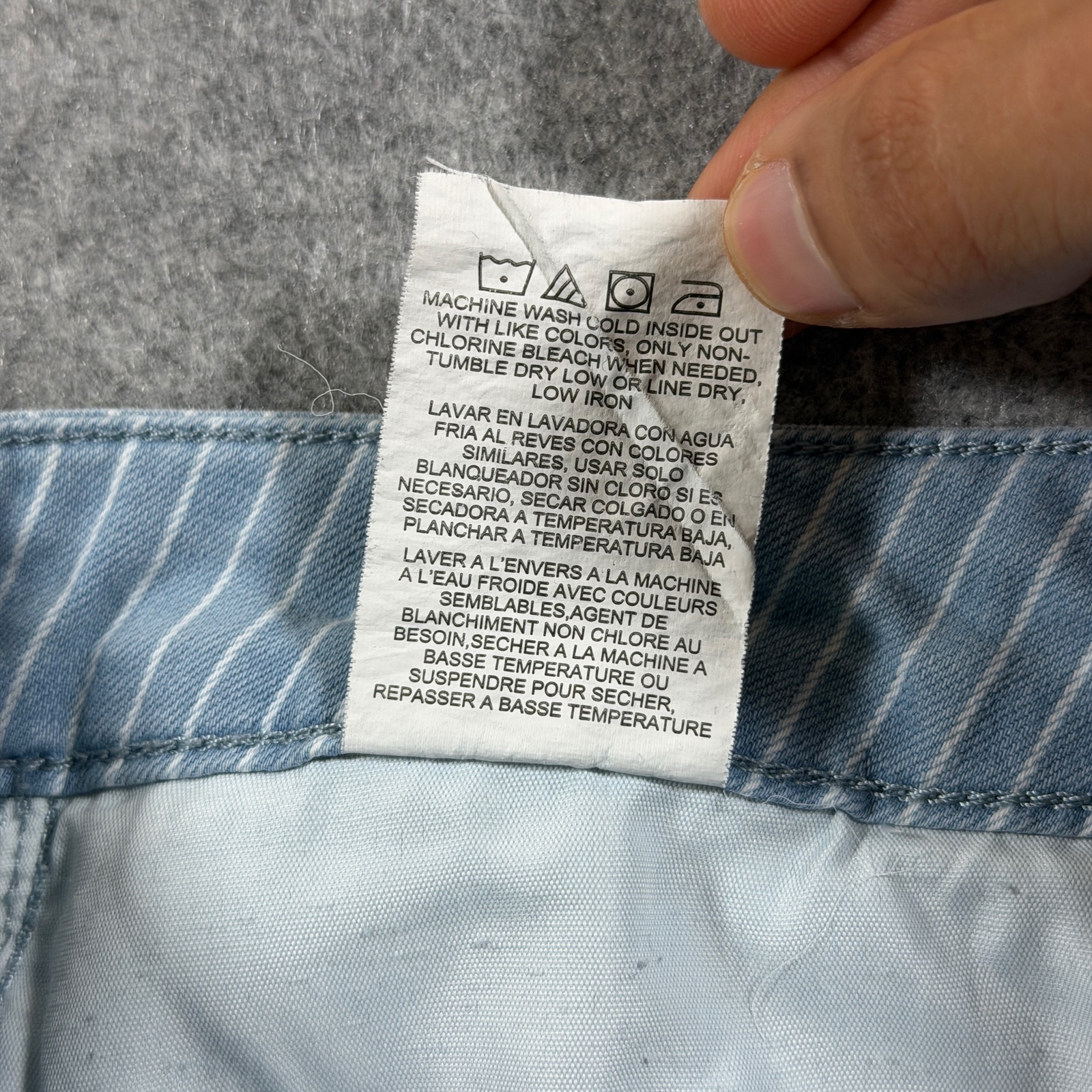 Lee Shorts Womens 10 Light Blue Pinstripe Denim Five Pocket Slim Fit Preppy thumbnail 9
