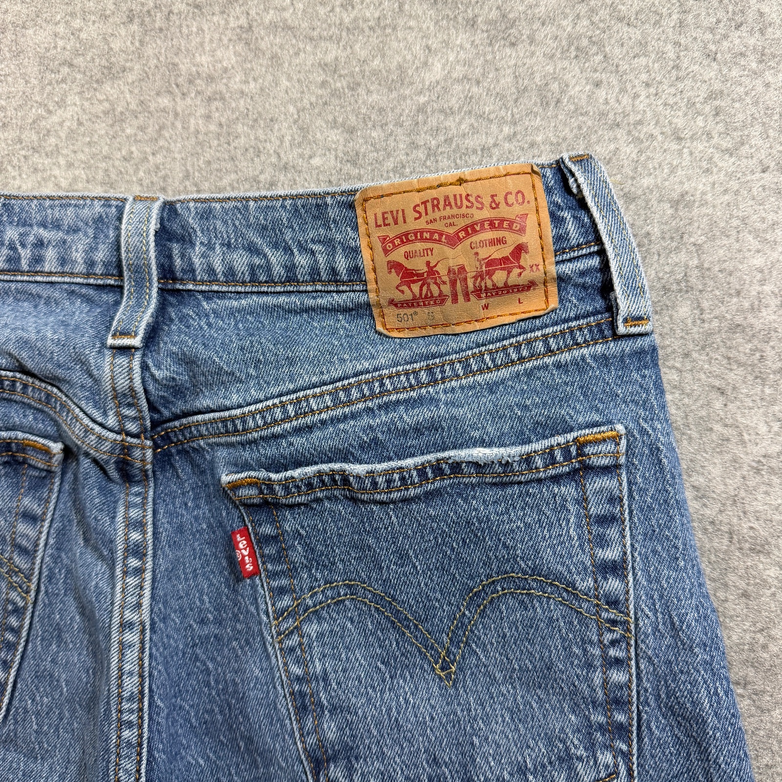 Levi's 501 Skinny Jeans Womens 27x28 Medium Wash Stretch Denim Red Tab thumbnail 3
