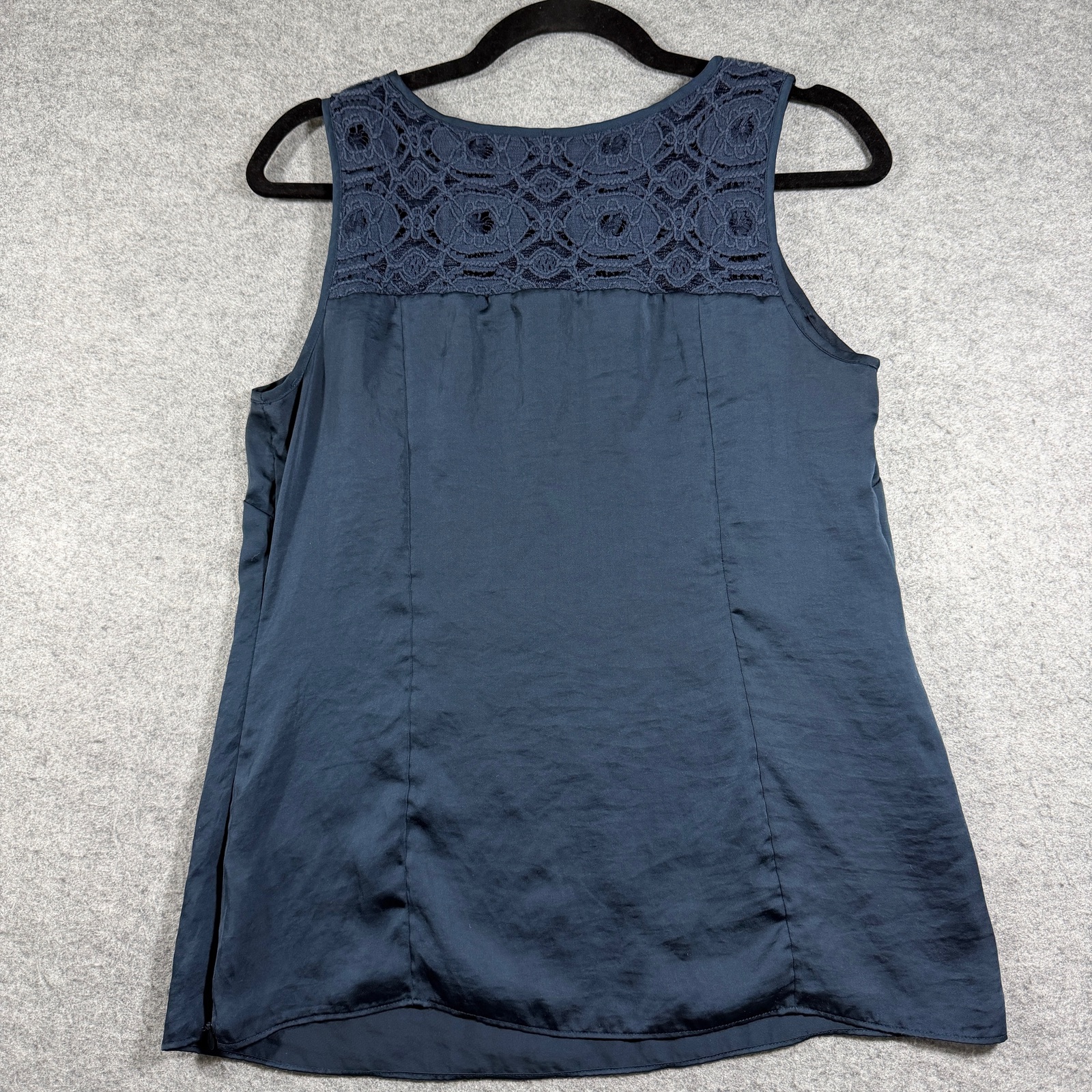 Banana Republic Blouse Womens 8 Navy Lace Yoke Satin Sleeveless Preppy Top thumbnail 2