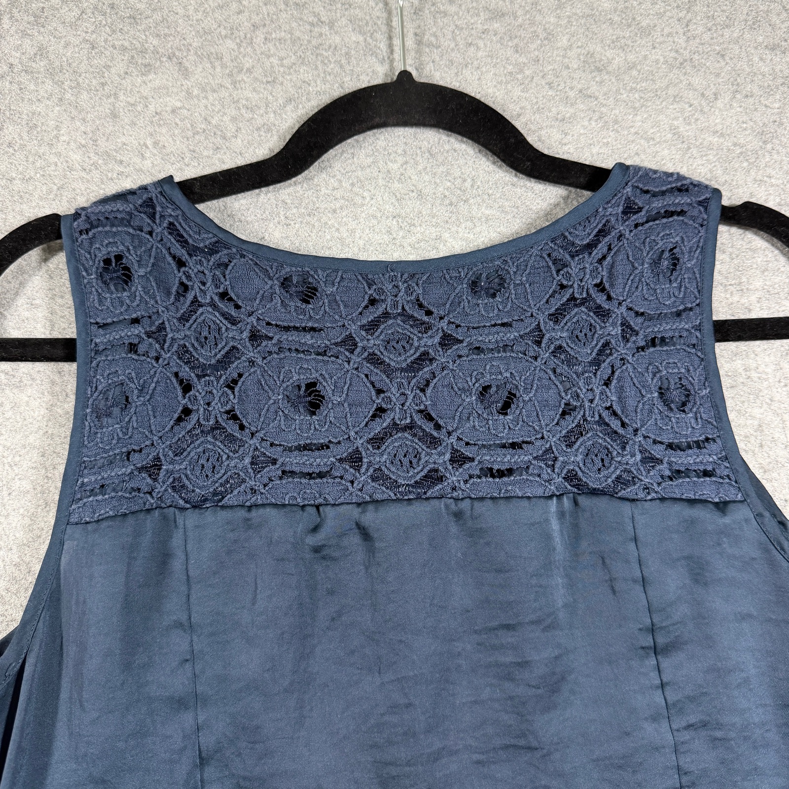 Banana Republic Blouse Womens 8 Navy Lace Yoke Satin Sleeveless Preppy Top thumbnail 3