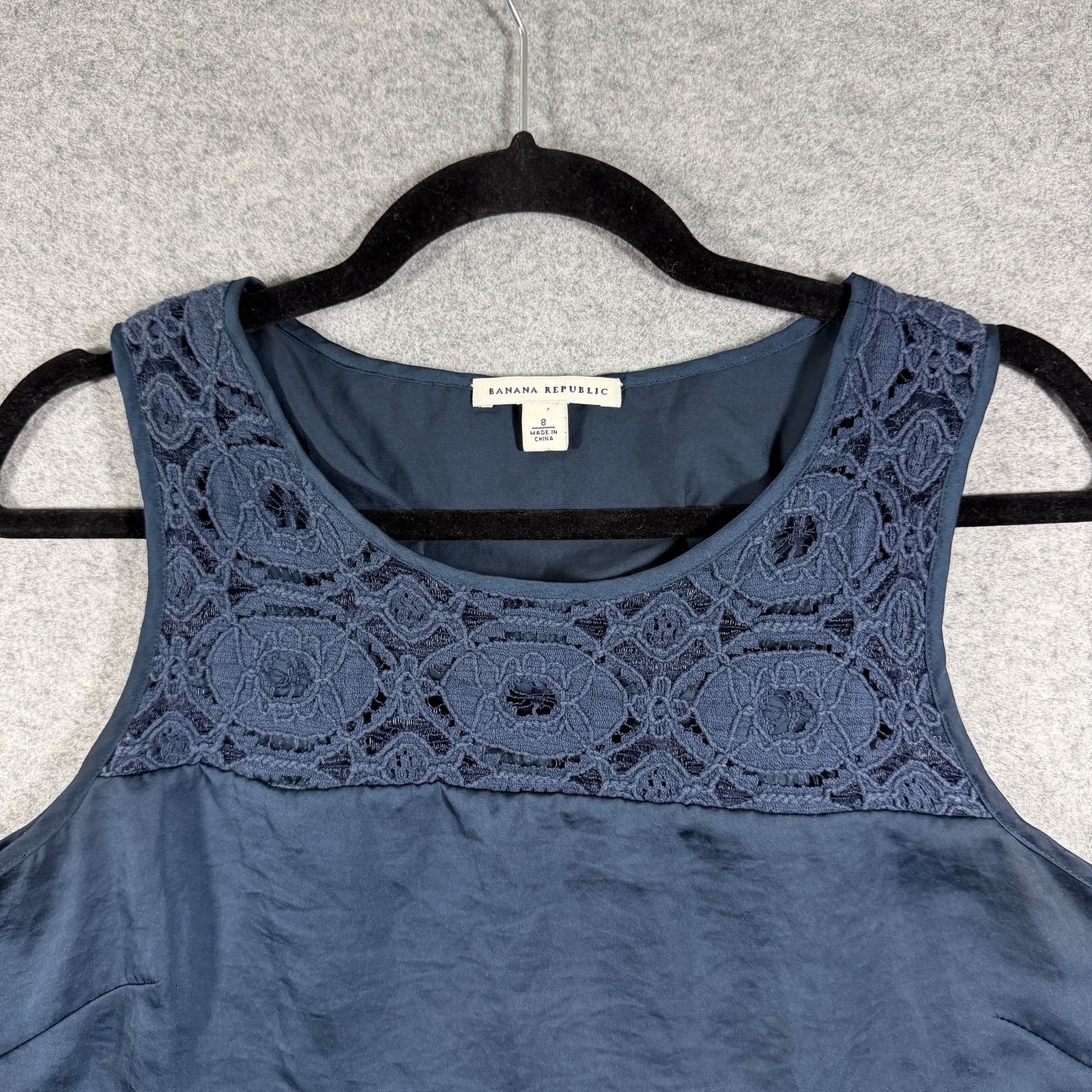 Banana Republic Blouse Womens 8 Navy Lace Yoke Satin Sleeveless Preppy Top thumbnail 4