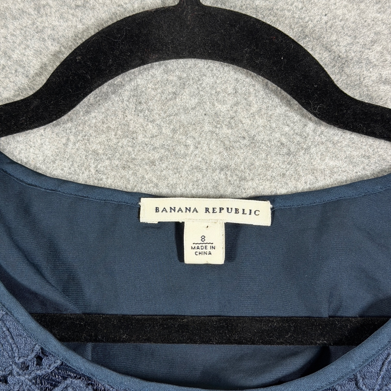 Banana Republic Blouse Womens 8 Navy Lace Yoke Satin Sleeveless Preppy Top thumbnail 5