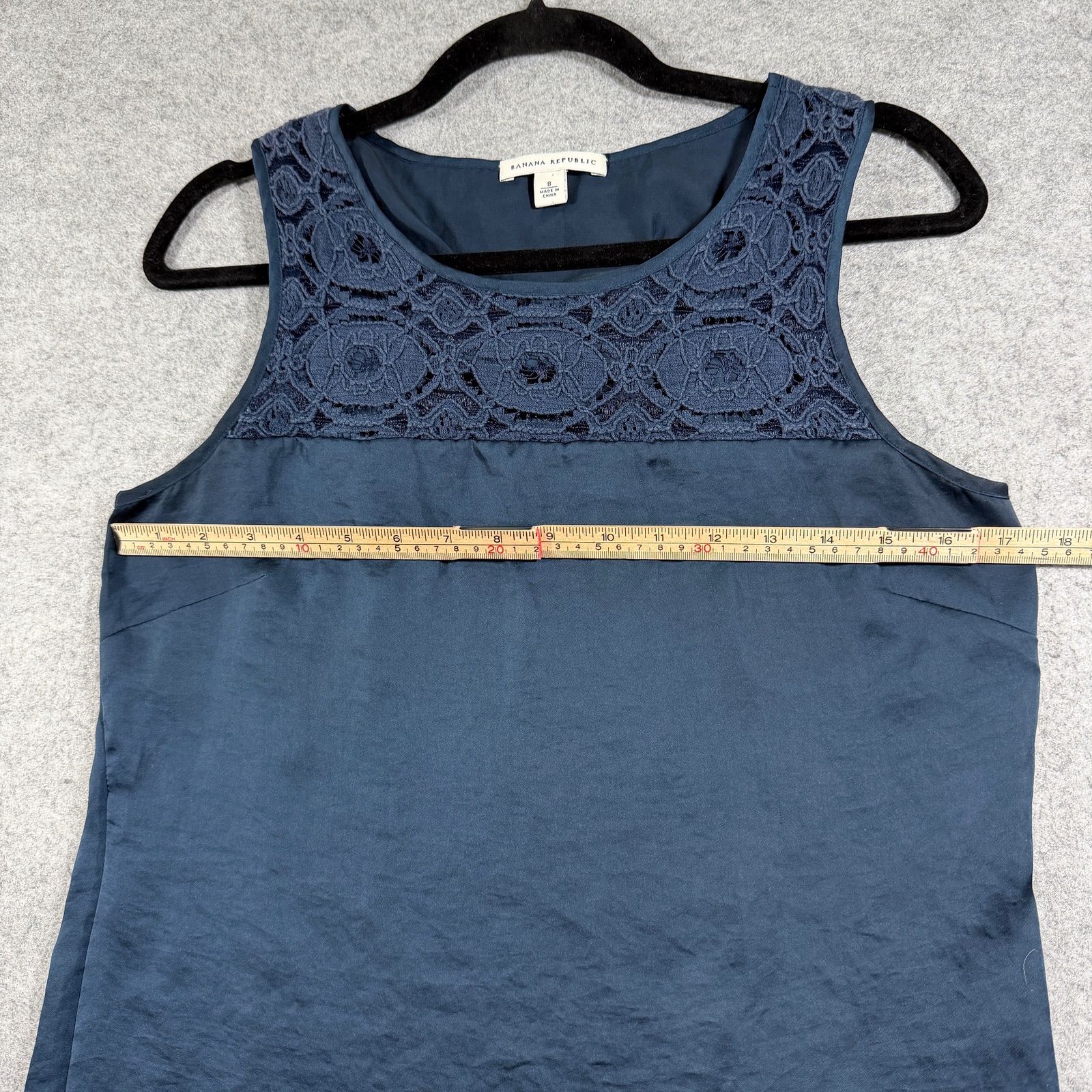 Banana Republic Blouse Womens 8 Navy Lace Yoke Satin Sleeveless Preppy Top thumbnail 6