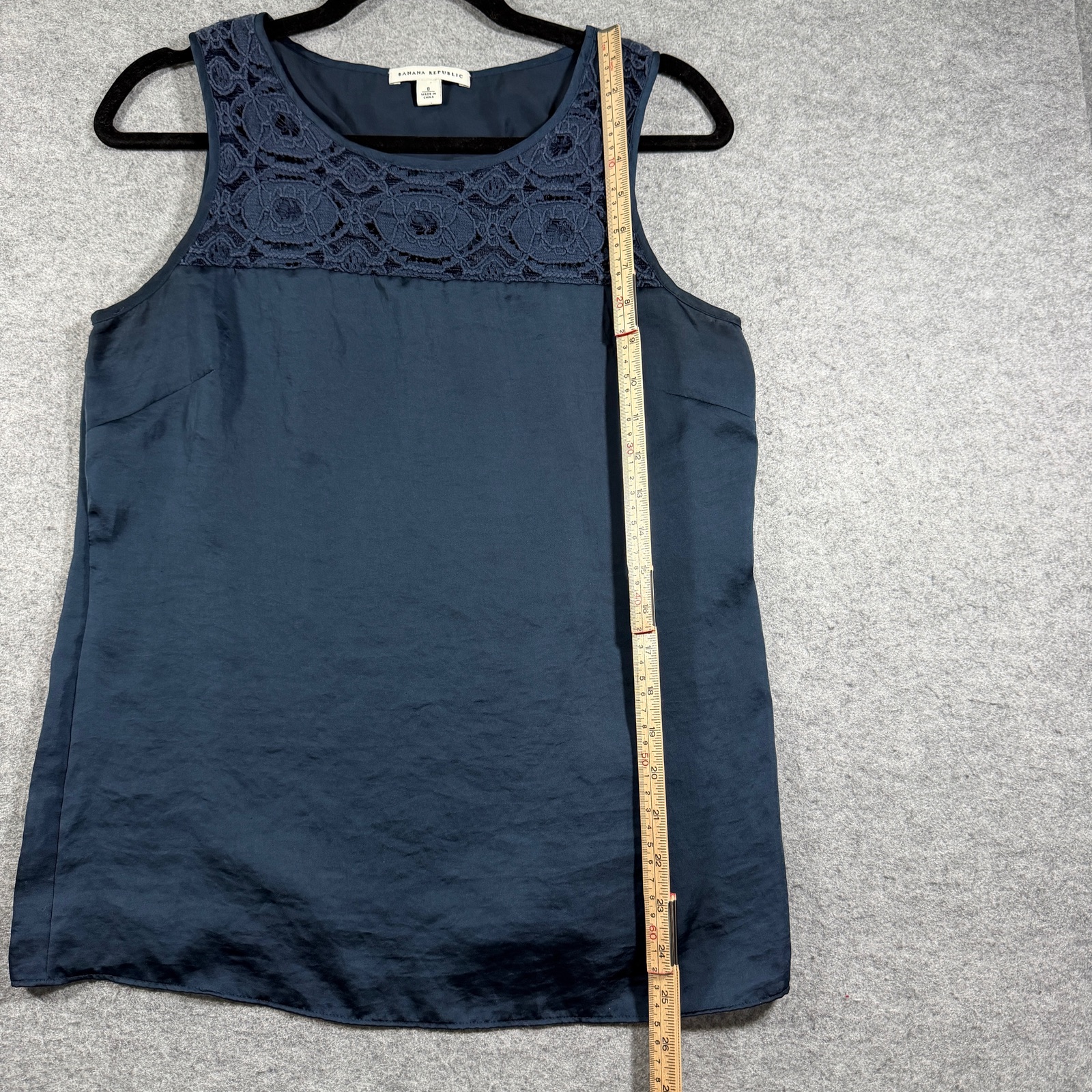 Banana Republic Blouse Womens 8 Navy Lace Yoke Satin Sleeveless Preppy Top thumbnail 7