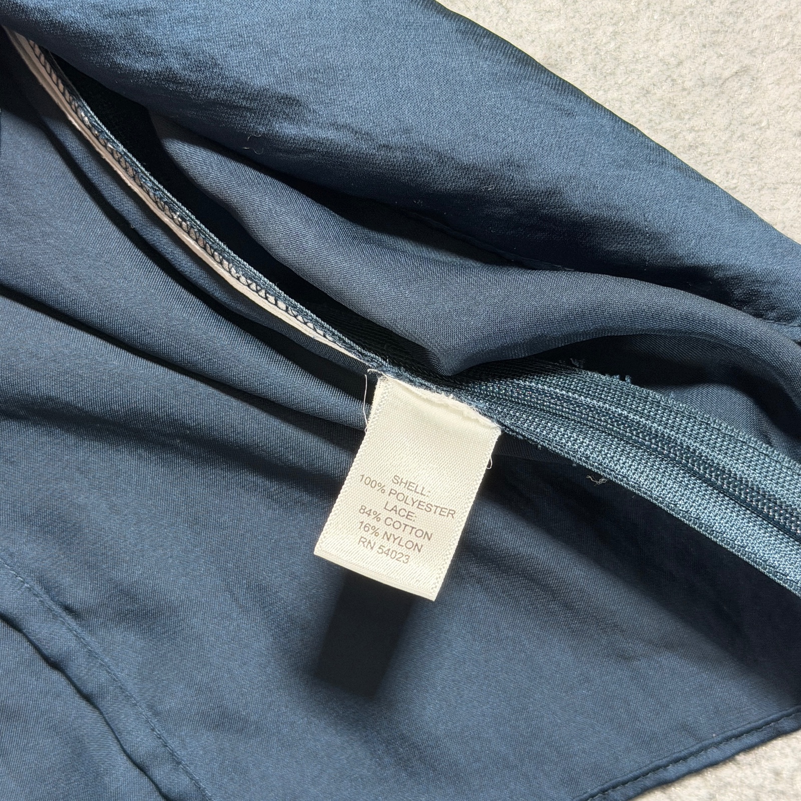 Banana Republic Blouse Womens 8 Navy Lace Yoke Satin Sleeveless Preppy Top thumbnail 8