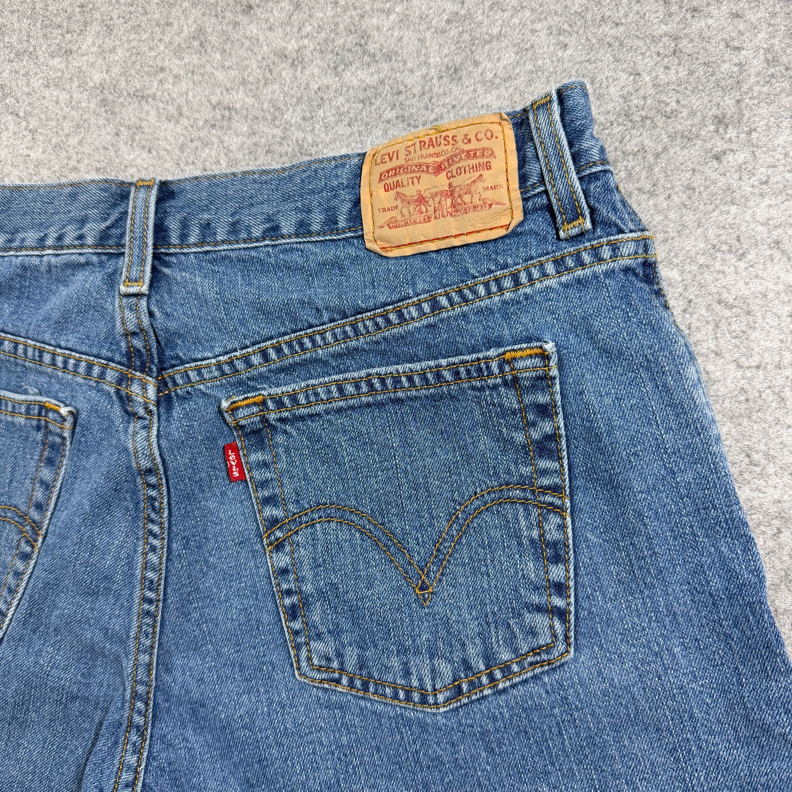 Levi's 550 Relaxed Denim Shorts Jorts Womens 12 Blue Five Pocket Red Tab Classic thumbnail 4